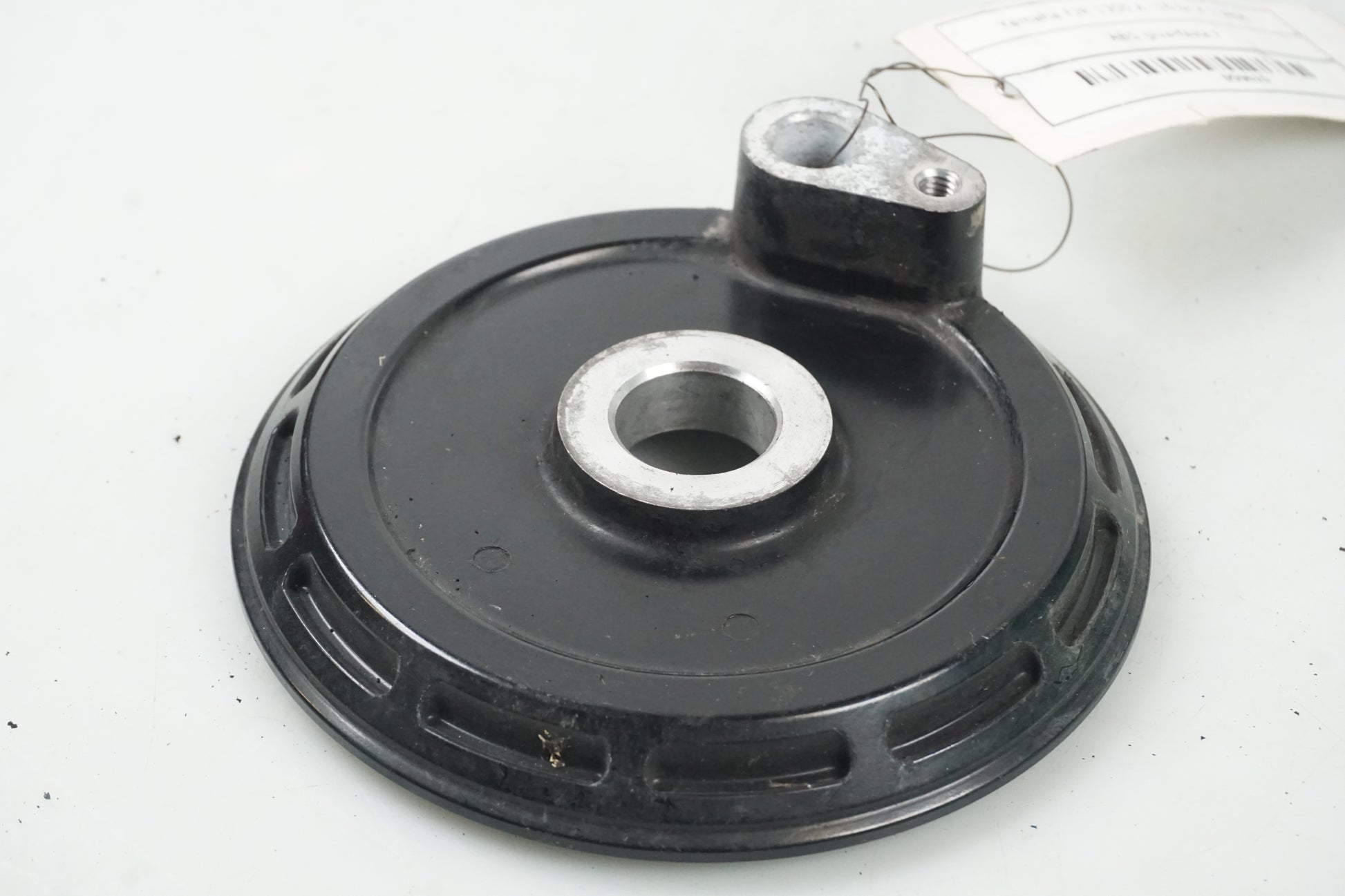 Framsidan på ABS givarfäste från en Yamaha FJR 1300 -2016 motorcykel.