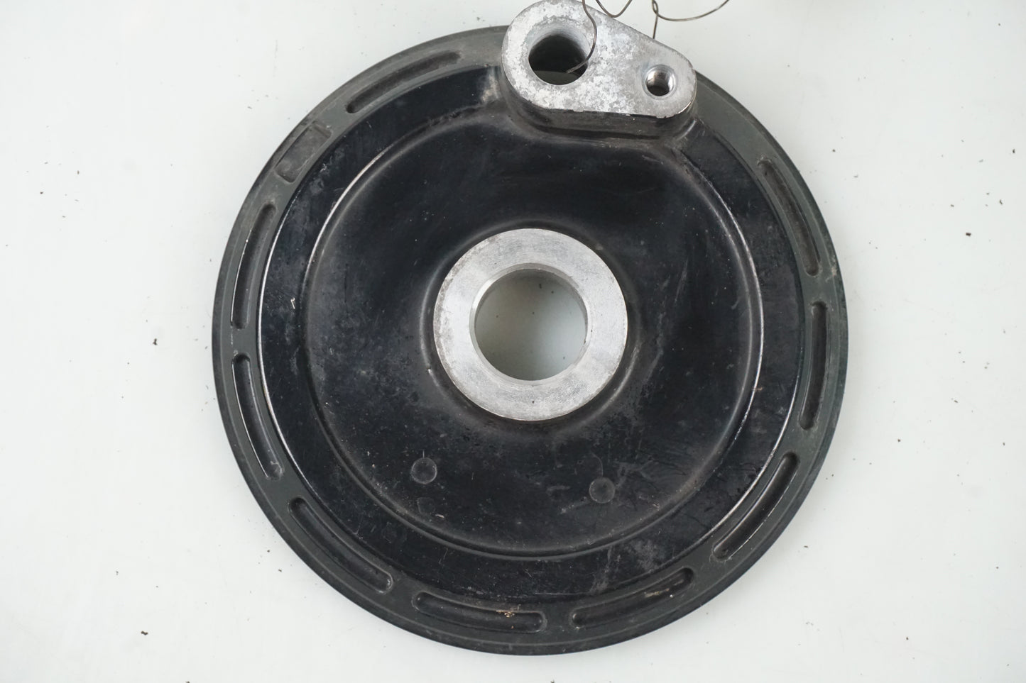 Baksidan på ABS givarfäste från en Yamaha FJR 1300 -2016 motorcykel.