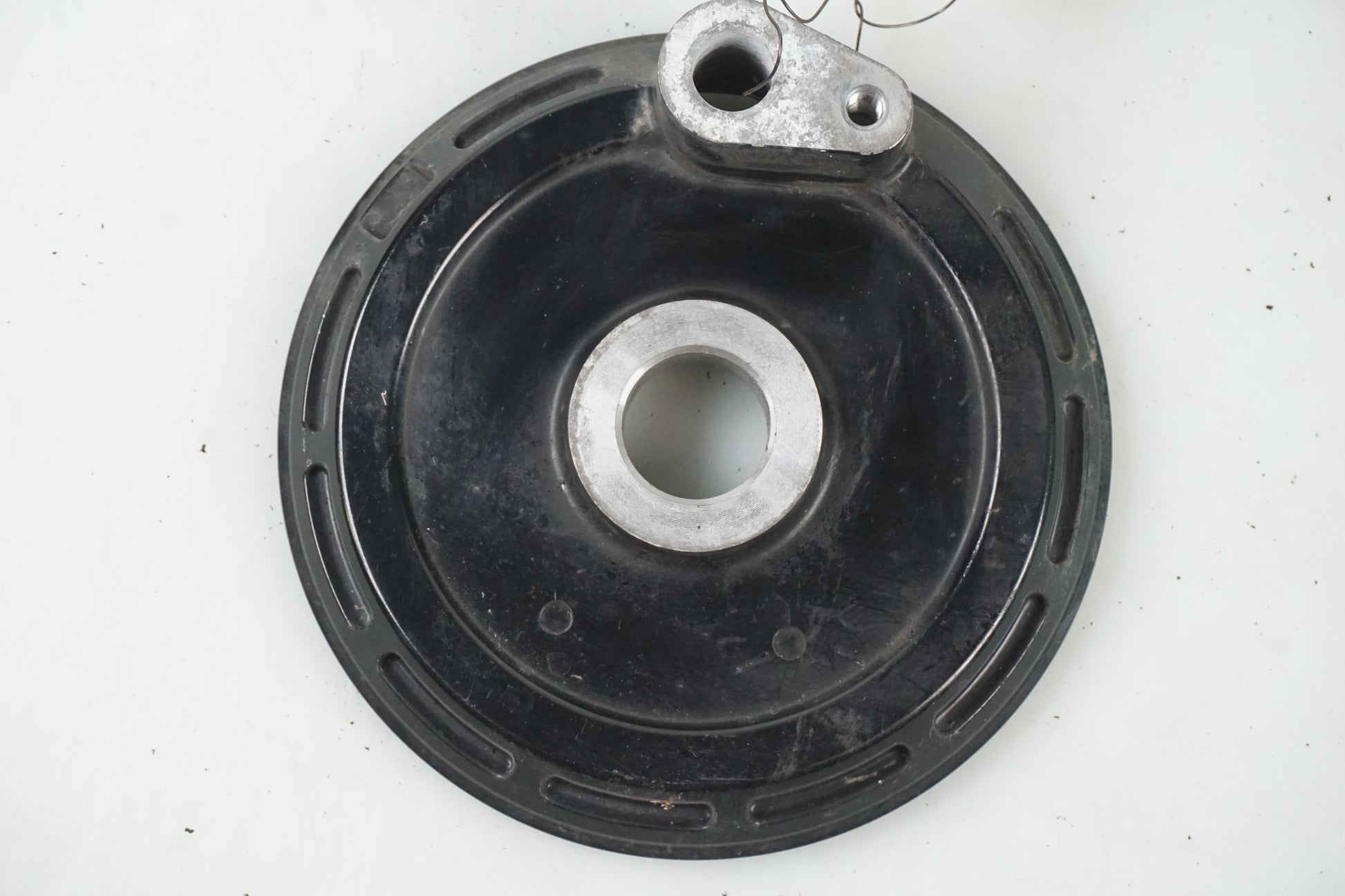 Baksidan på ABS givarfäste från en Yamaha FJR 1300 -2016 motorcykel.