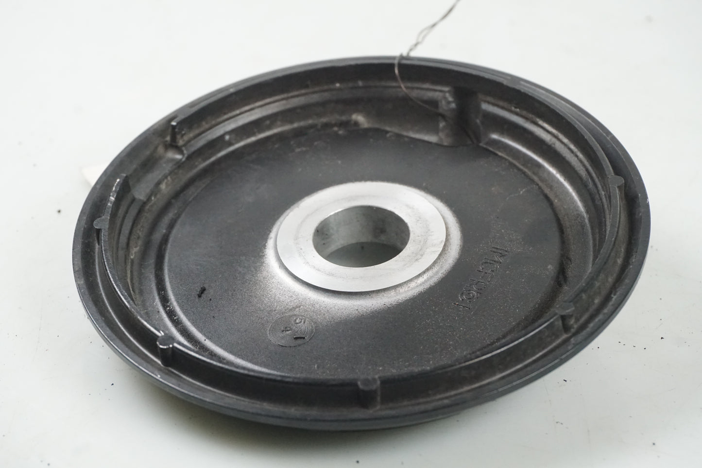 Vänster sida på ABS givarfäste från en Yamaha FJR 1300 -2016 motorcykel.