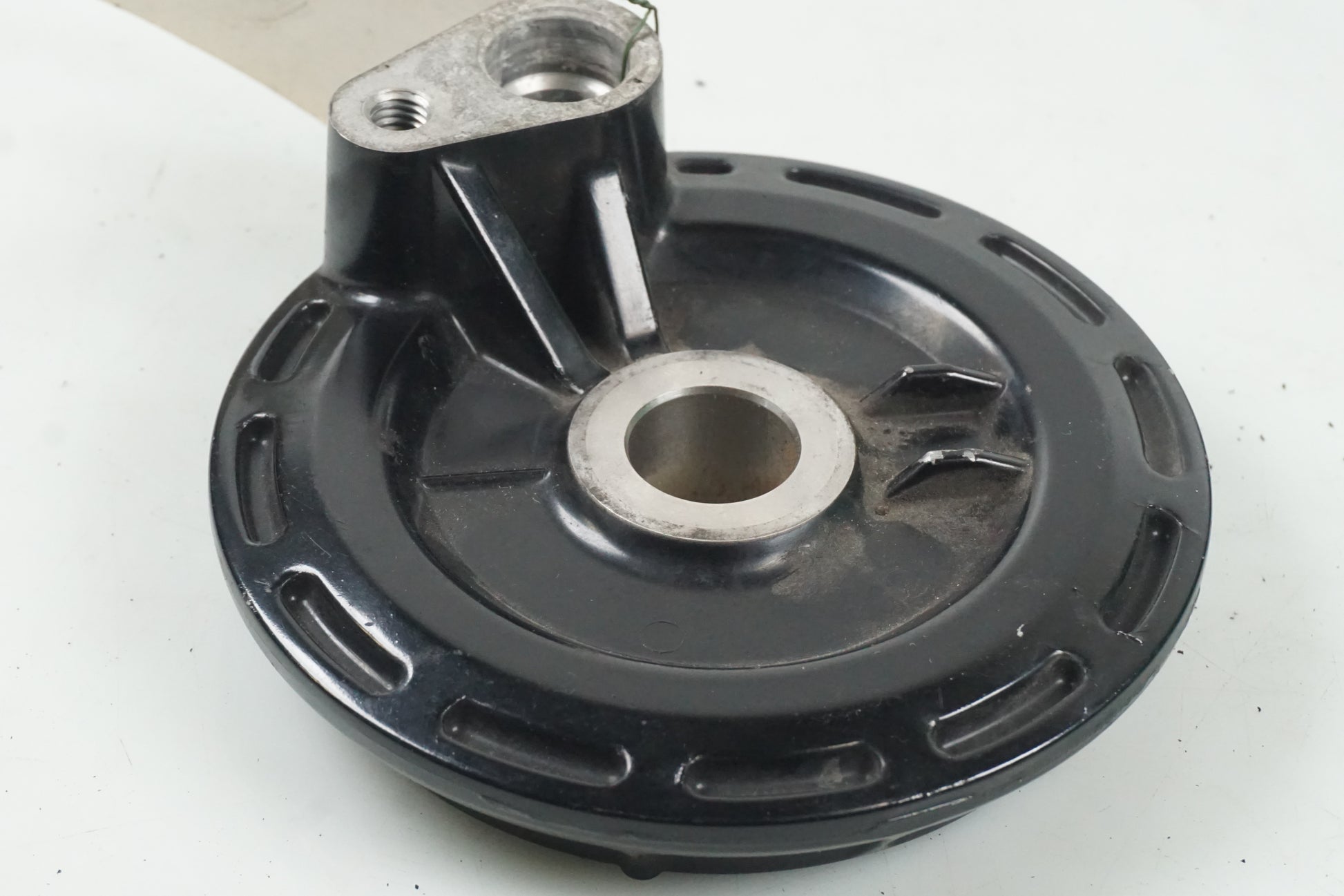 Framsidan på ABS givarfäste från en Yamaha FJR 1300 -2007 motorcykel.