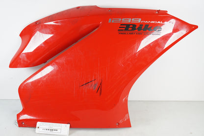 Framsidan på Sidkåpa från en Ducati 1299 Panigale -2015 motorcykel.