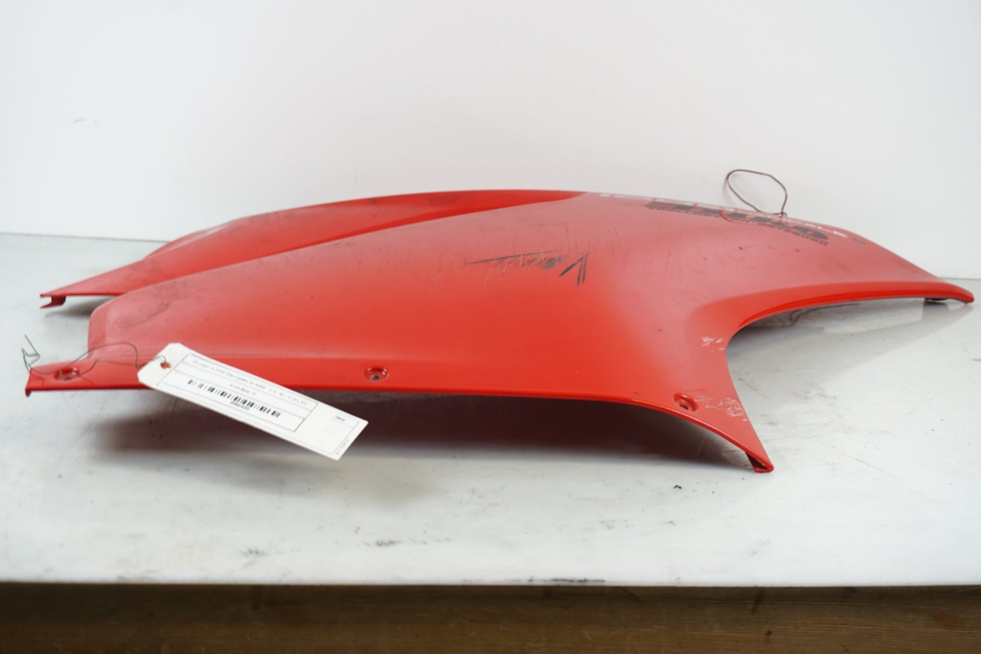 Vänster sida på Sidkåpa från en Ducati 1299 Panigale -2015 motorcykel.