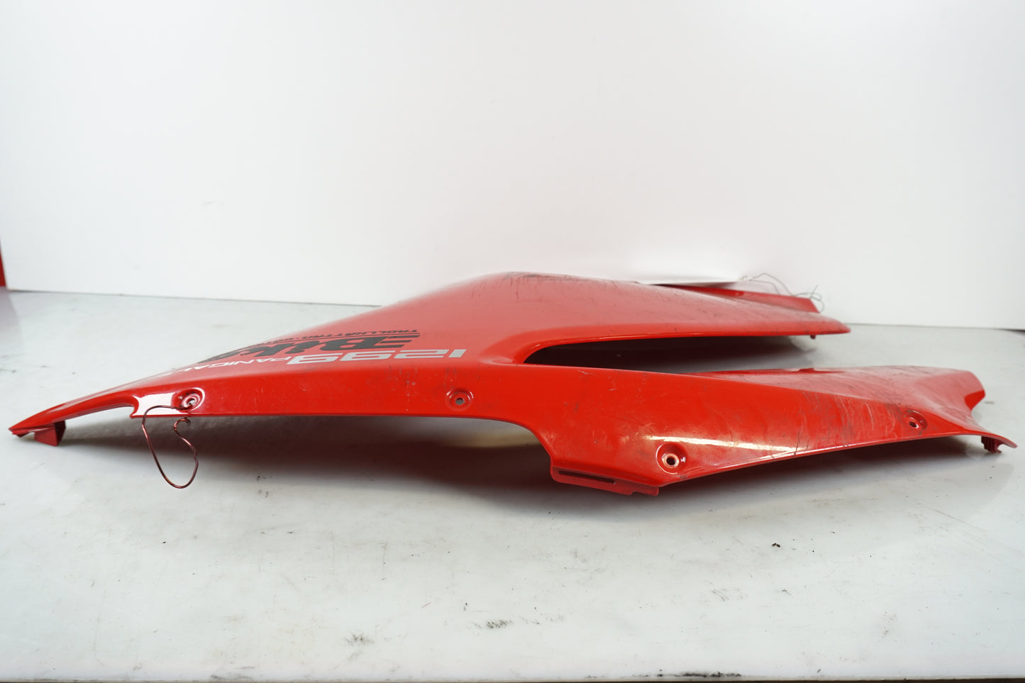 Snett nerifrån på Sidkåpa från en Ducati 1299 Panigale -2015 motorcykel.