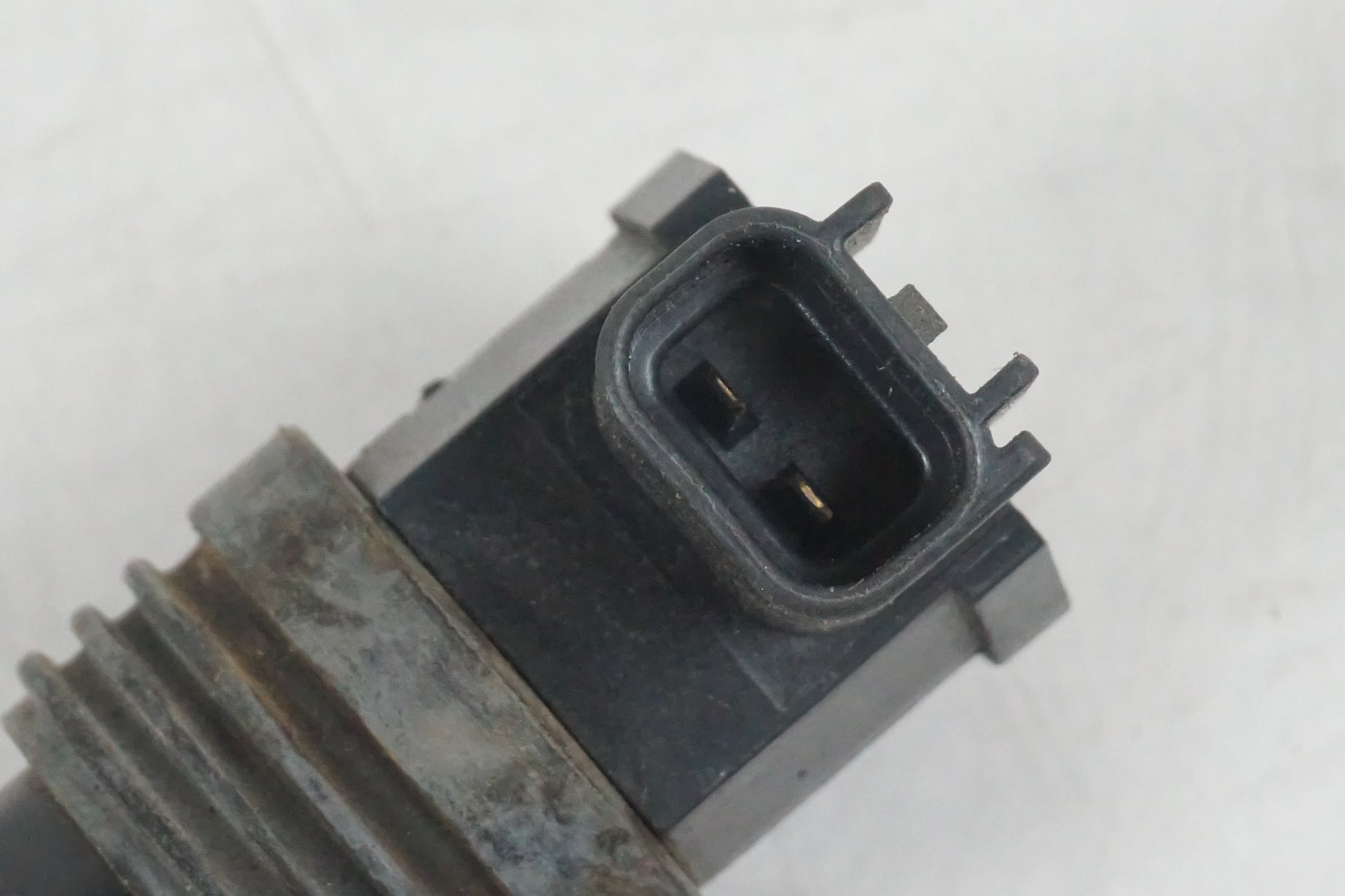 Baksidan på Tändspole från en Suzuki GSX-R 600 -1997 motorcykel.