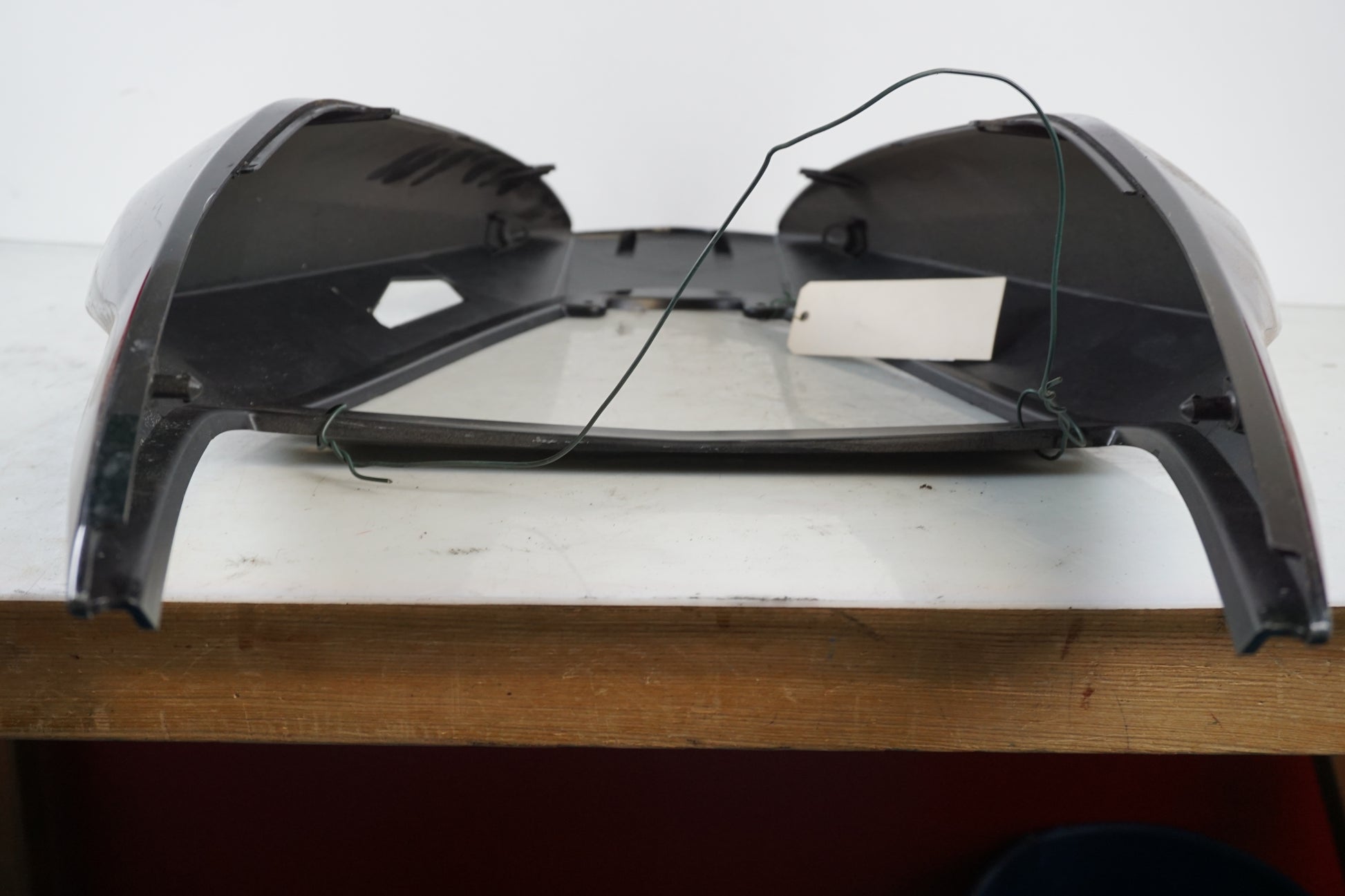 Snett nerifrån på Bakvinge från en Kawasaki Z 750 -2005 motorcykel.