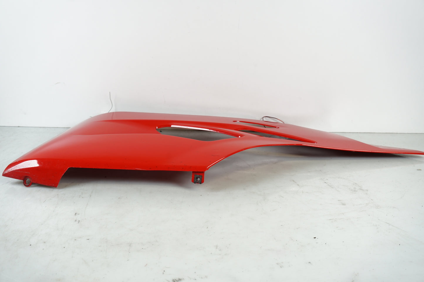 Vänster sida på Magkåpa från en Ducati 1299 Panigale -2015 motorcykel.