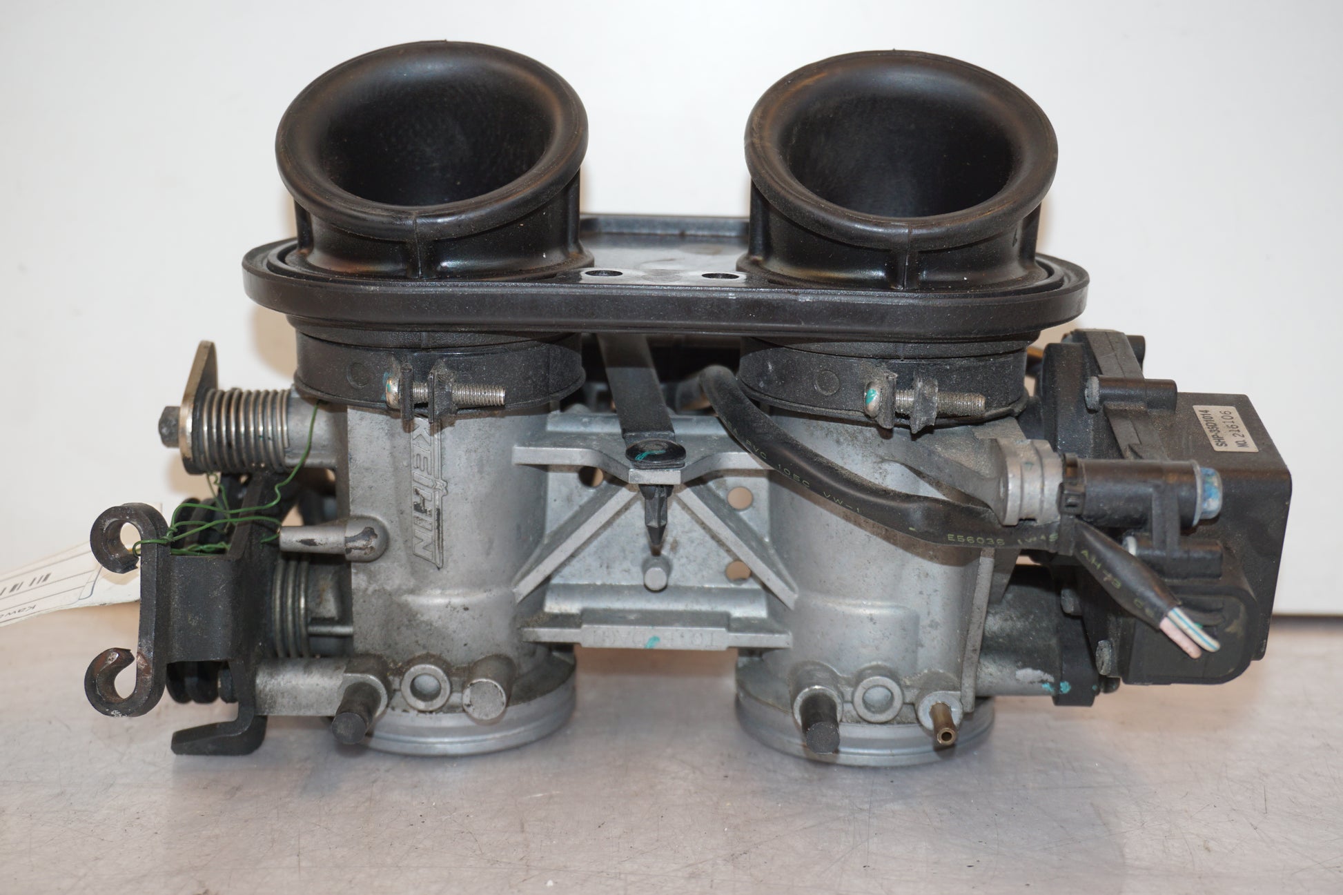 Baksidan på Spjällhus från en Kawasaki ER-6N -2011 motorcykel.