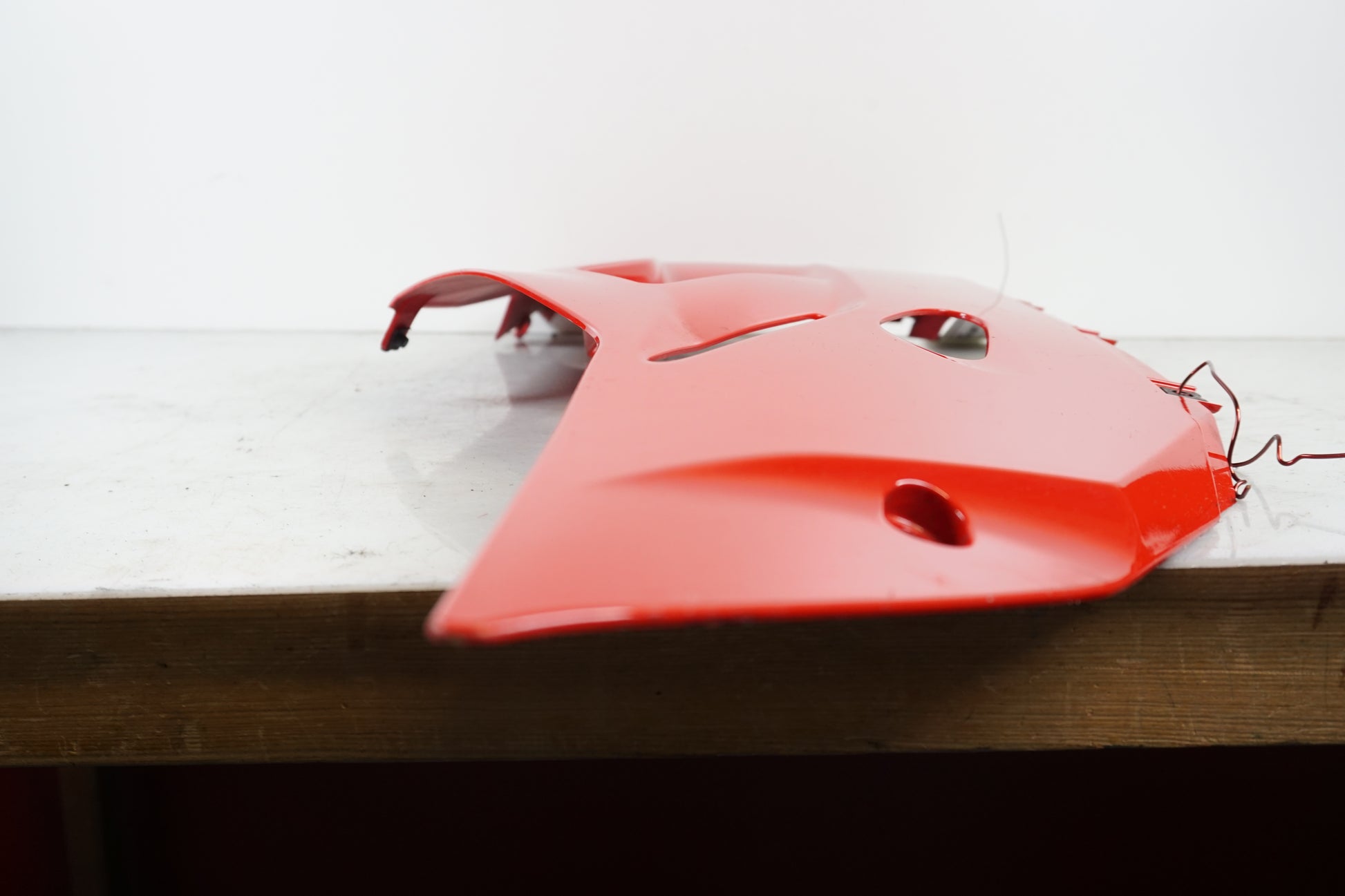 Snett uppifrån på Magkåpa från en Ducati 1299 Panigale -2015 motorcykel.