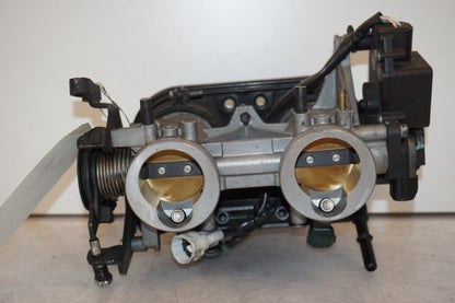 Höger sida på Spjällhus från en Kawasaki ER-6N -2011 motorcykel.