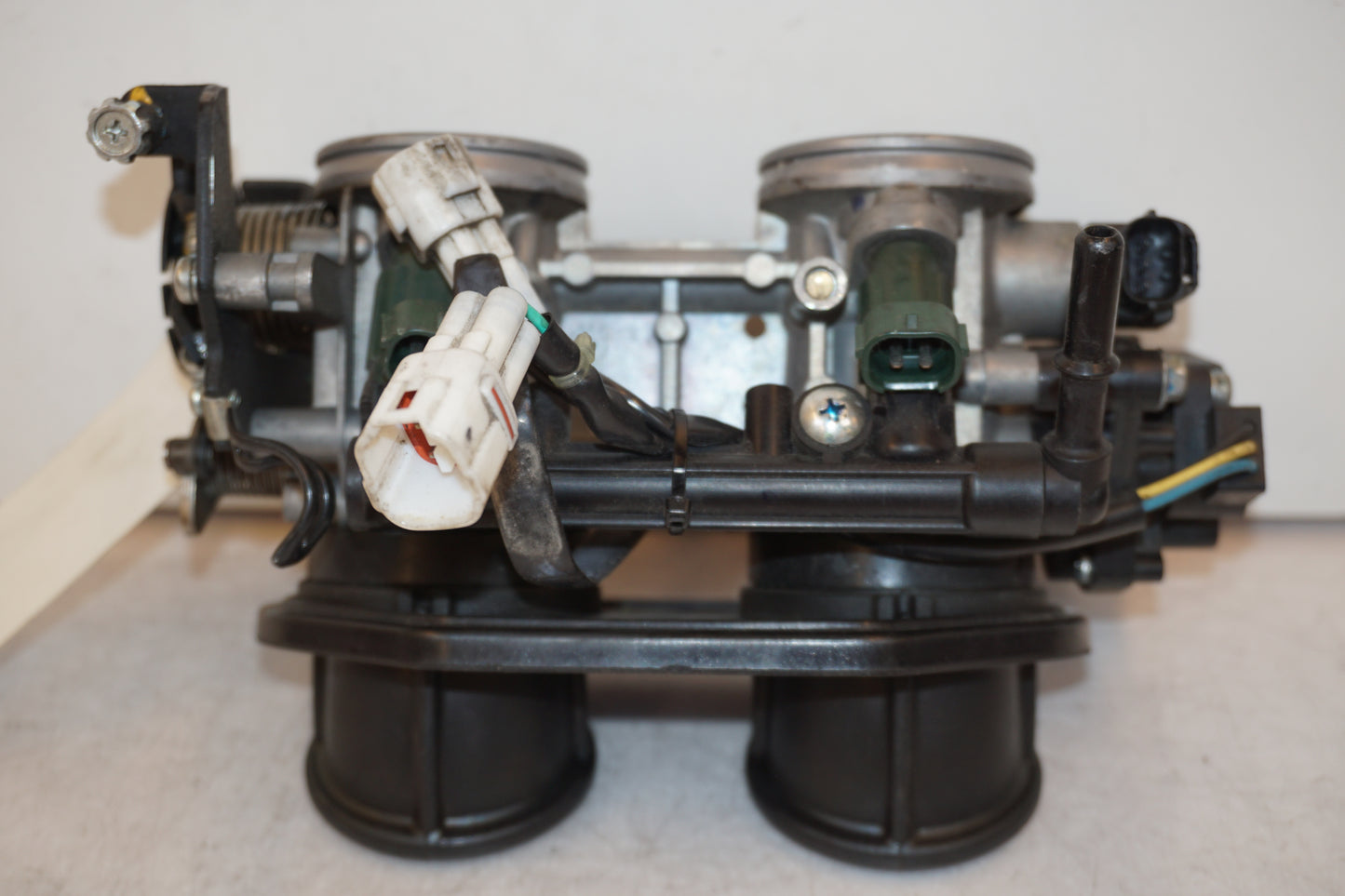 Vänster sida på Spjällhus från en Kawasaki ER-6N -2011 motorcykel.