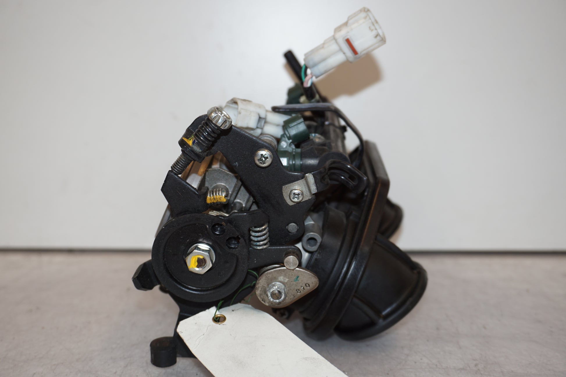 Snett uppifrån på Spjällhus från en Kawasaki ER-6N -2011 motorcykel.