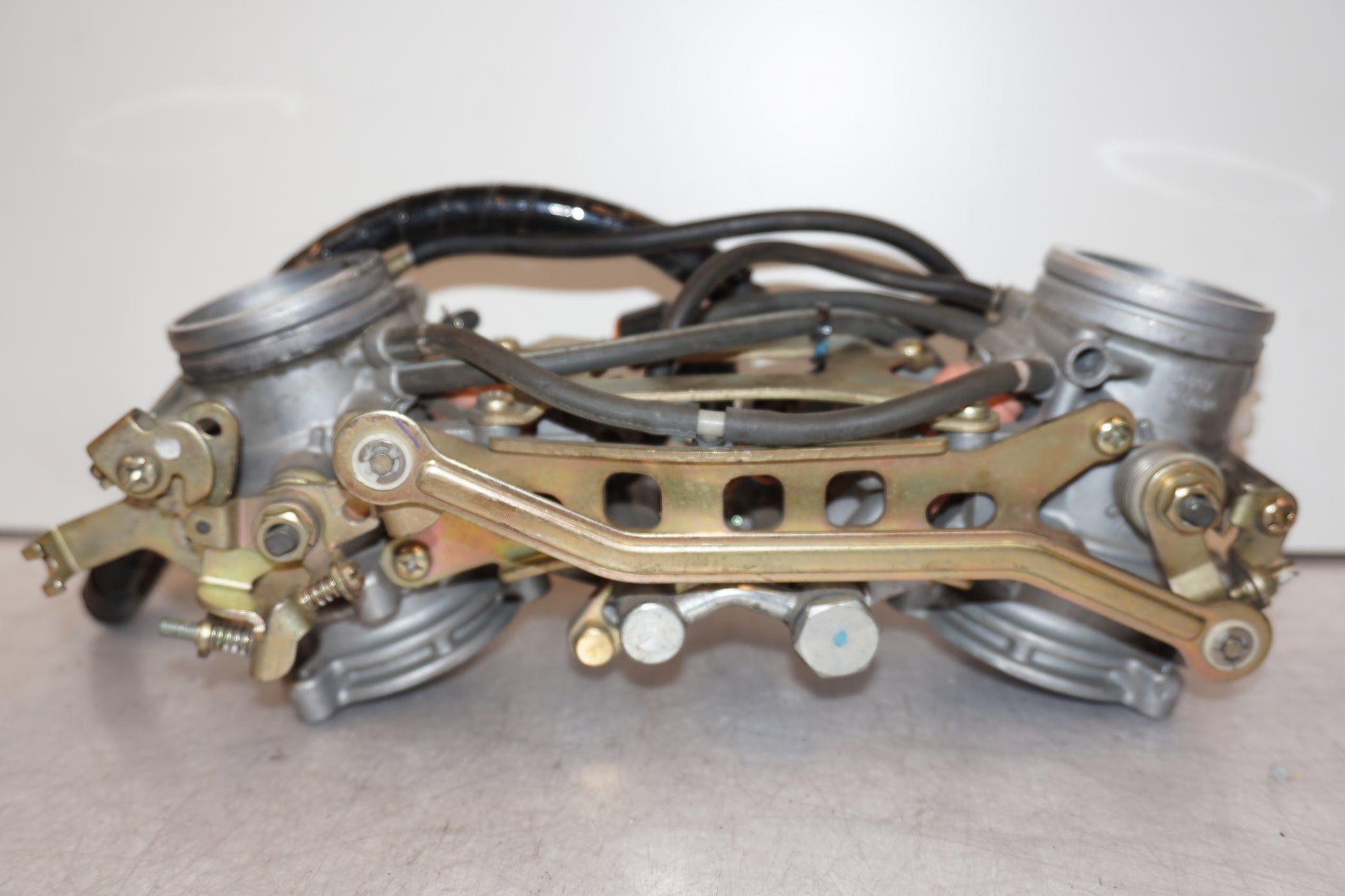 Vänster sida på Insprutbrygga från en Suzuki TL 1000 R -1999 motorcykel.