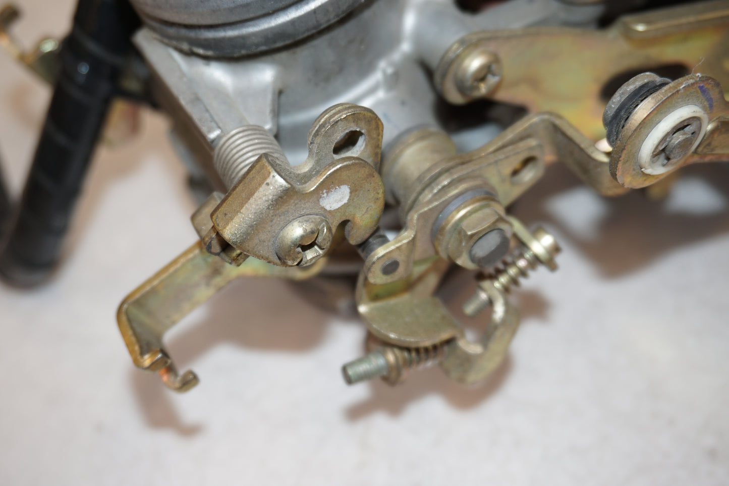 Snett nerifrån på Insprutbrygga från en Suzuki TL 1000 R -1999 motorcykel.