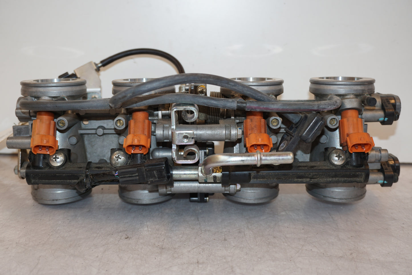 Höger sida på Insprutbrygga från en Kawasaki Z 1000 -2008 motorcykel.