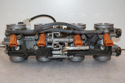 Höger sida på Insprutbrygga från en Kawasaki Z 1000 -2008 motorcykel.