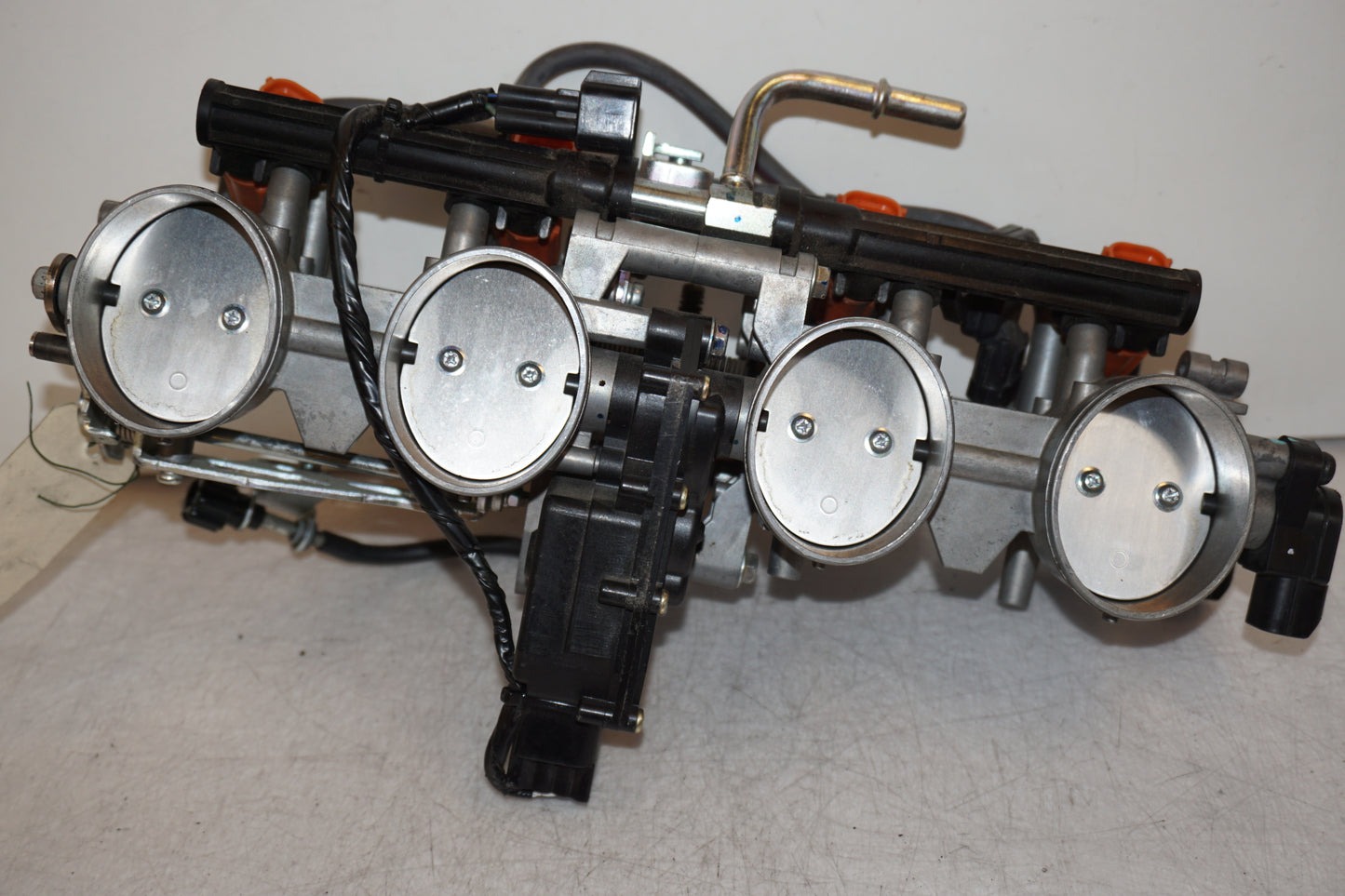 Vänster sida på Insprutbrygga från en Kawasaki Z 1000 -2008 motorcykel.