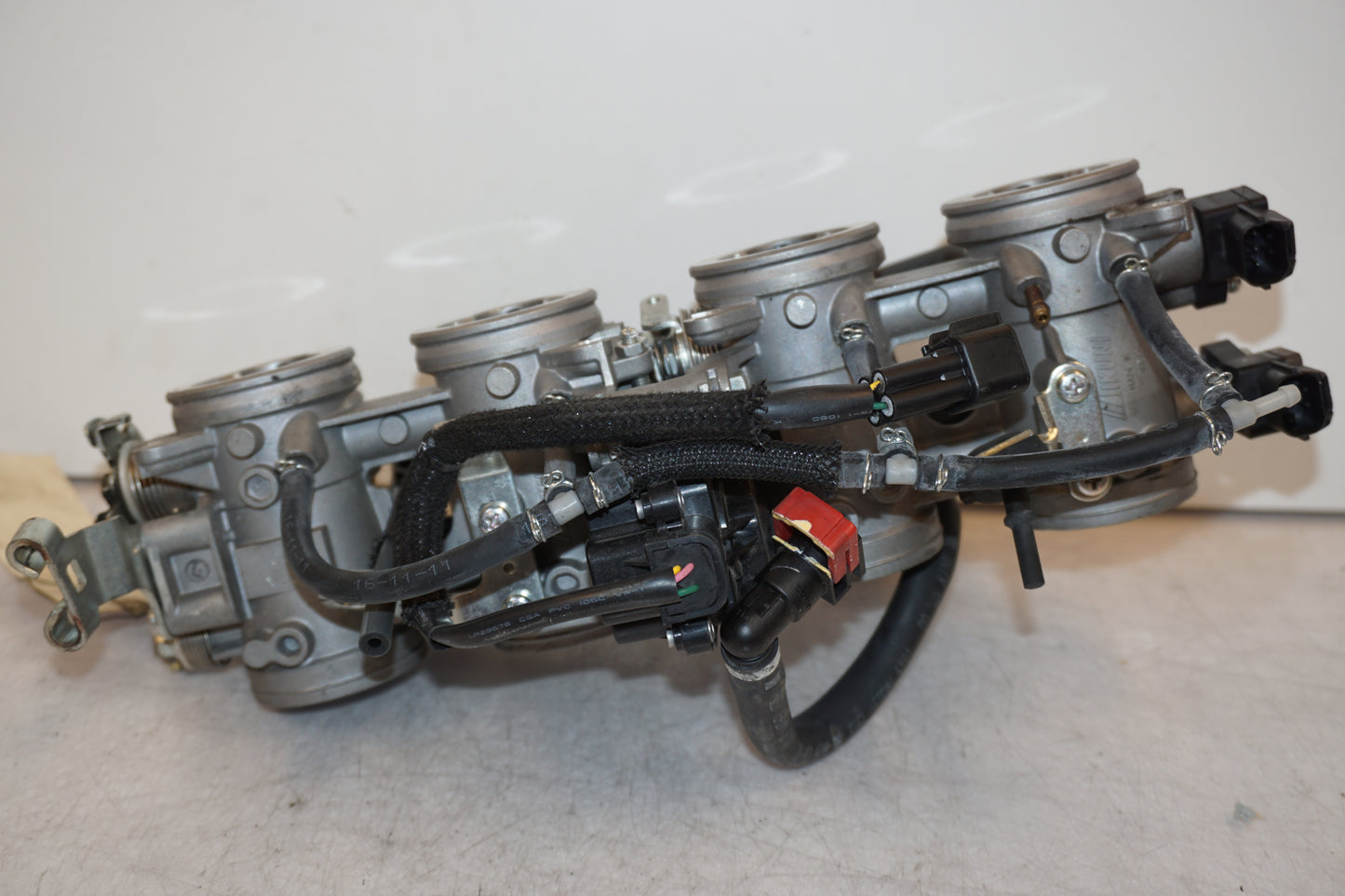 Vänster sida på Spjällhus från en Kawasaki Z 900 -2017 motorcykel.