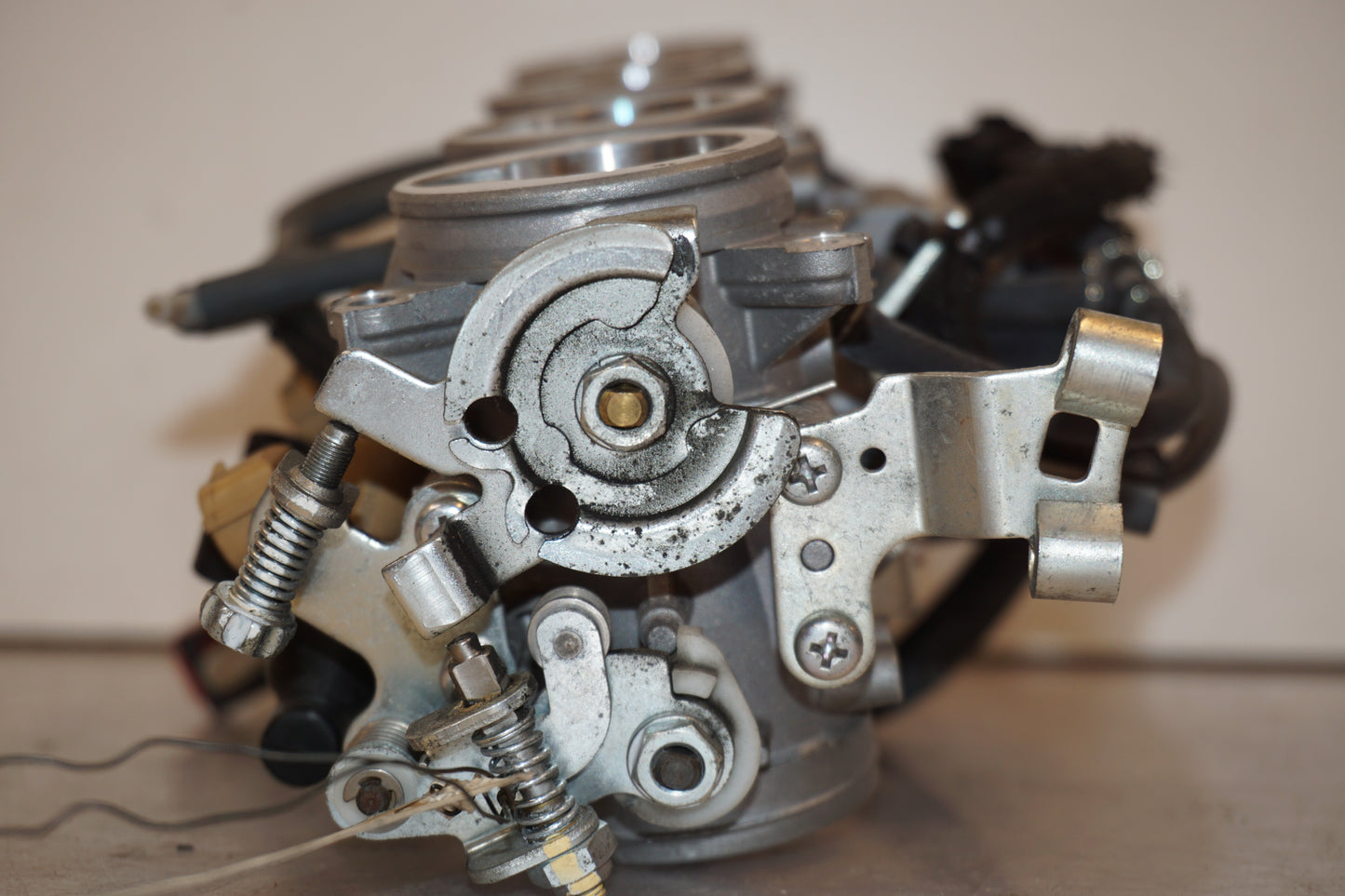 Snett uppifrån på Spjällhus från en Kawasaki Z 900 -2017 motorcykel.