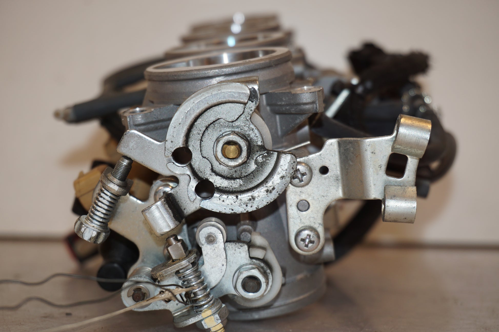 Snett uppifrån på Spjällhus från en Kawasaki Z 900 -2017 motorcykel.