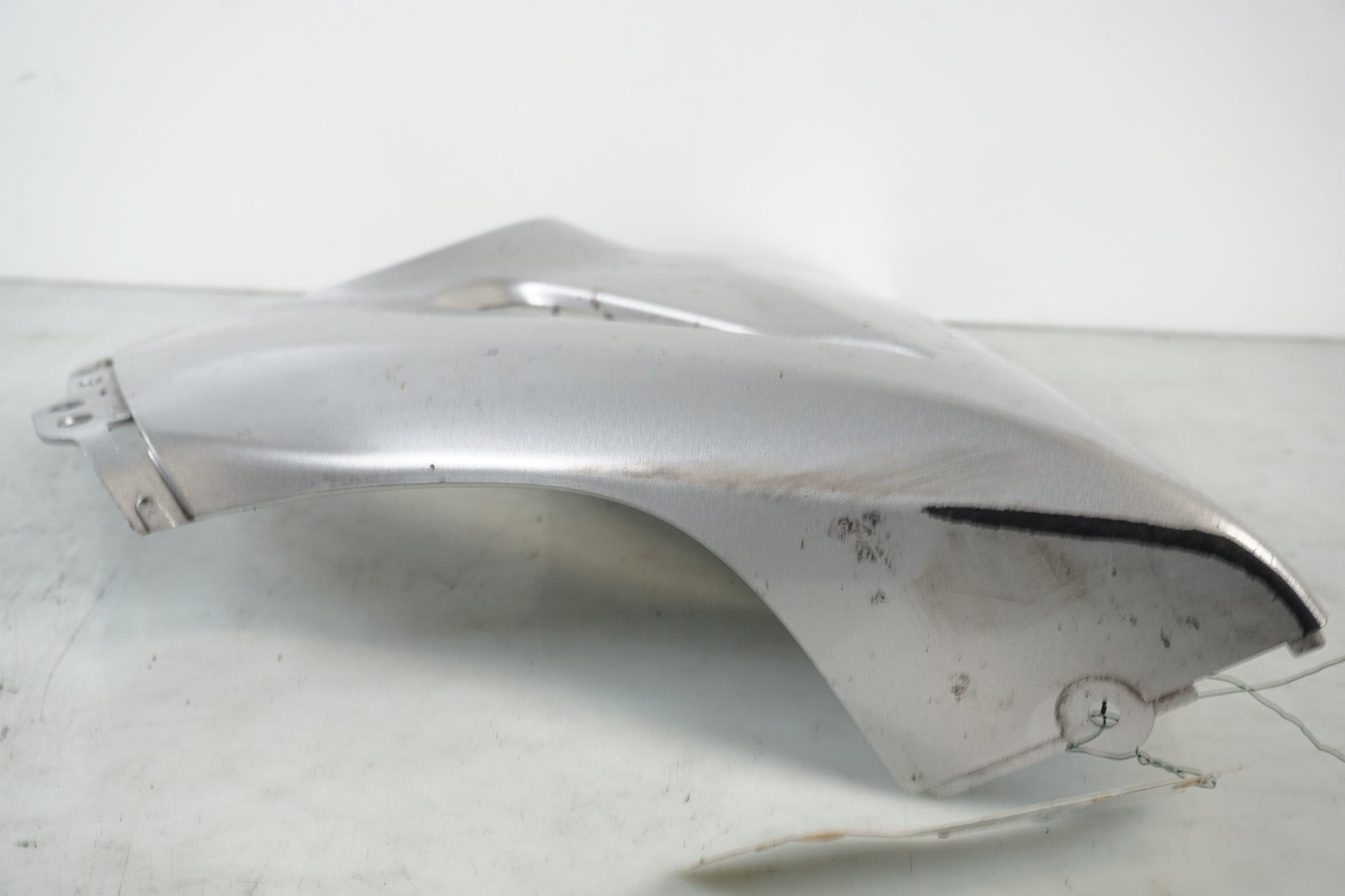 Snett uppifrån på Magkåpa från en Kawasaki ER-6F -2006 motorcykel.