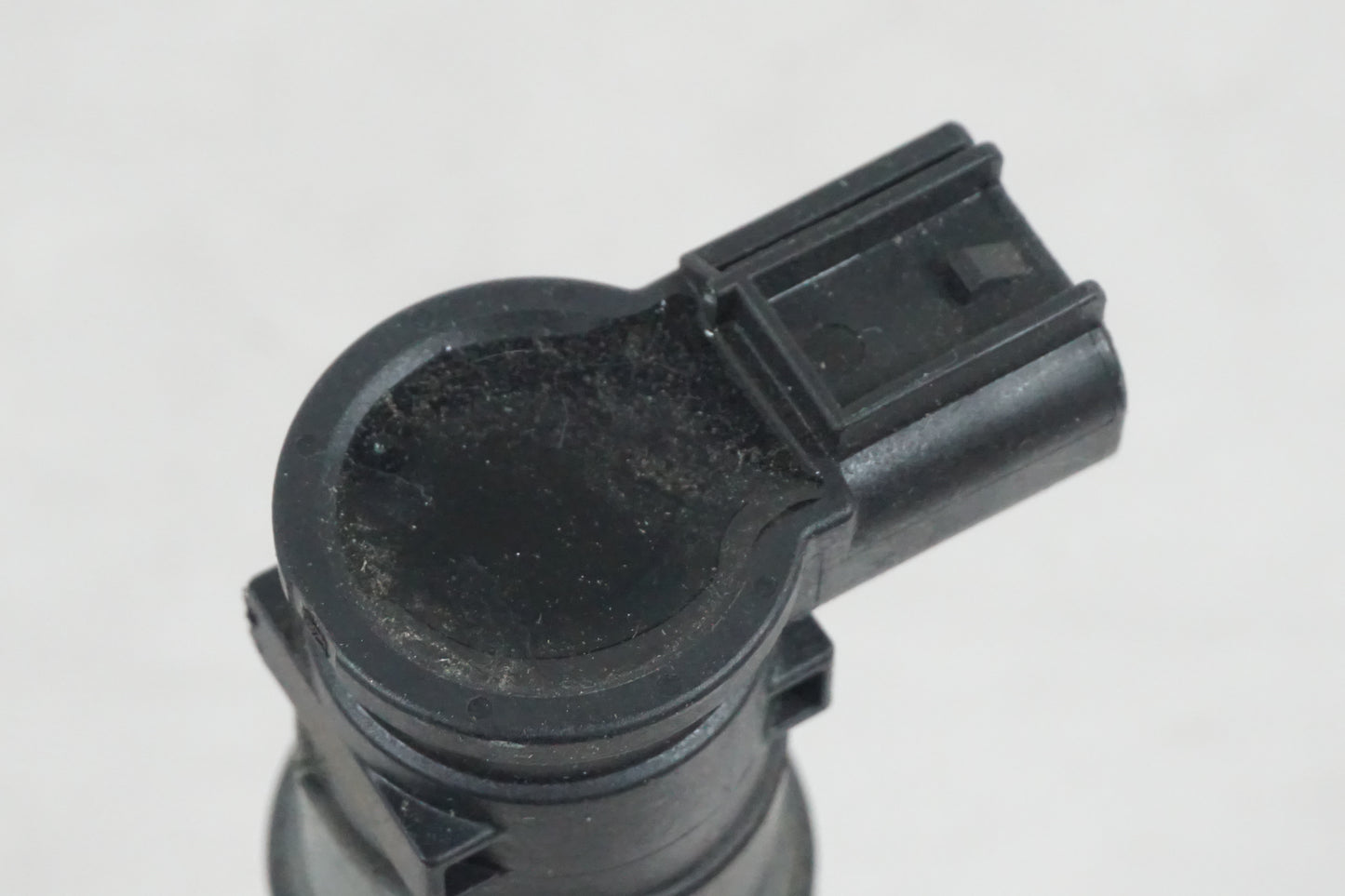 Snett uppifrån på Tändspole från en Suzuki GSF 650 -2011 motorcykel.