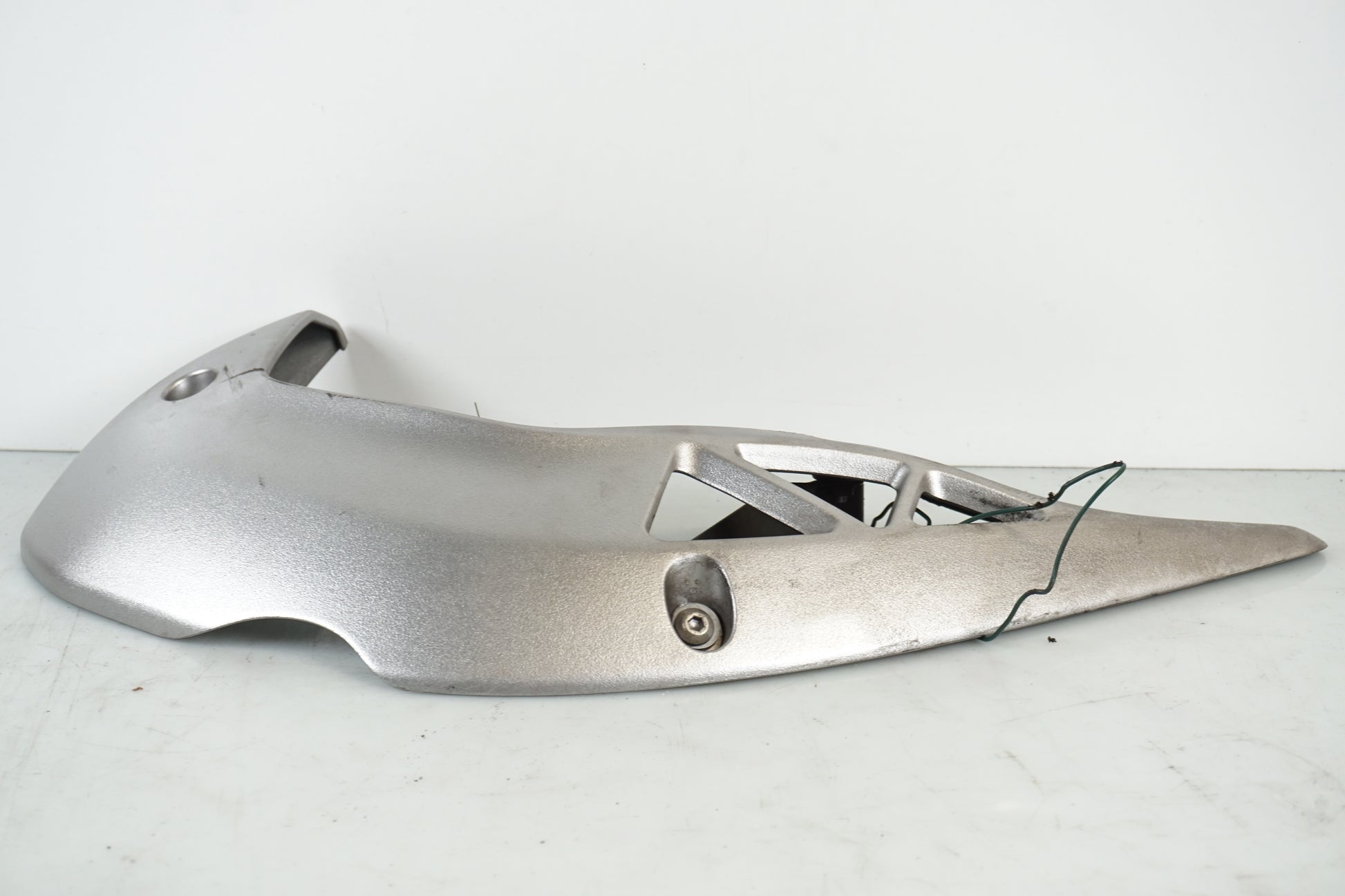 Baksidan på Motorskyddskåpa från en Kawasaki Versys 650 -2007 motorcykel.