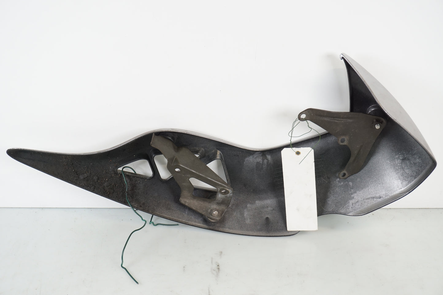 Snett nerifrån på Motorskyddskåpa från en Kawasaki Versys 650 -2007 motorcykel.