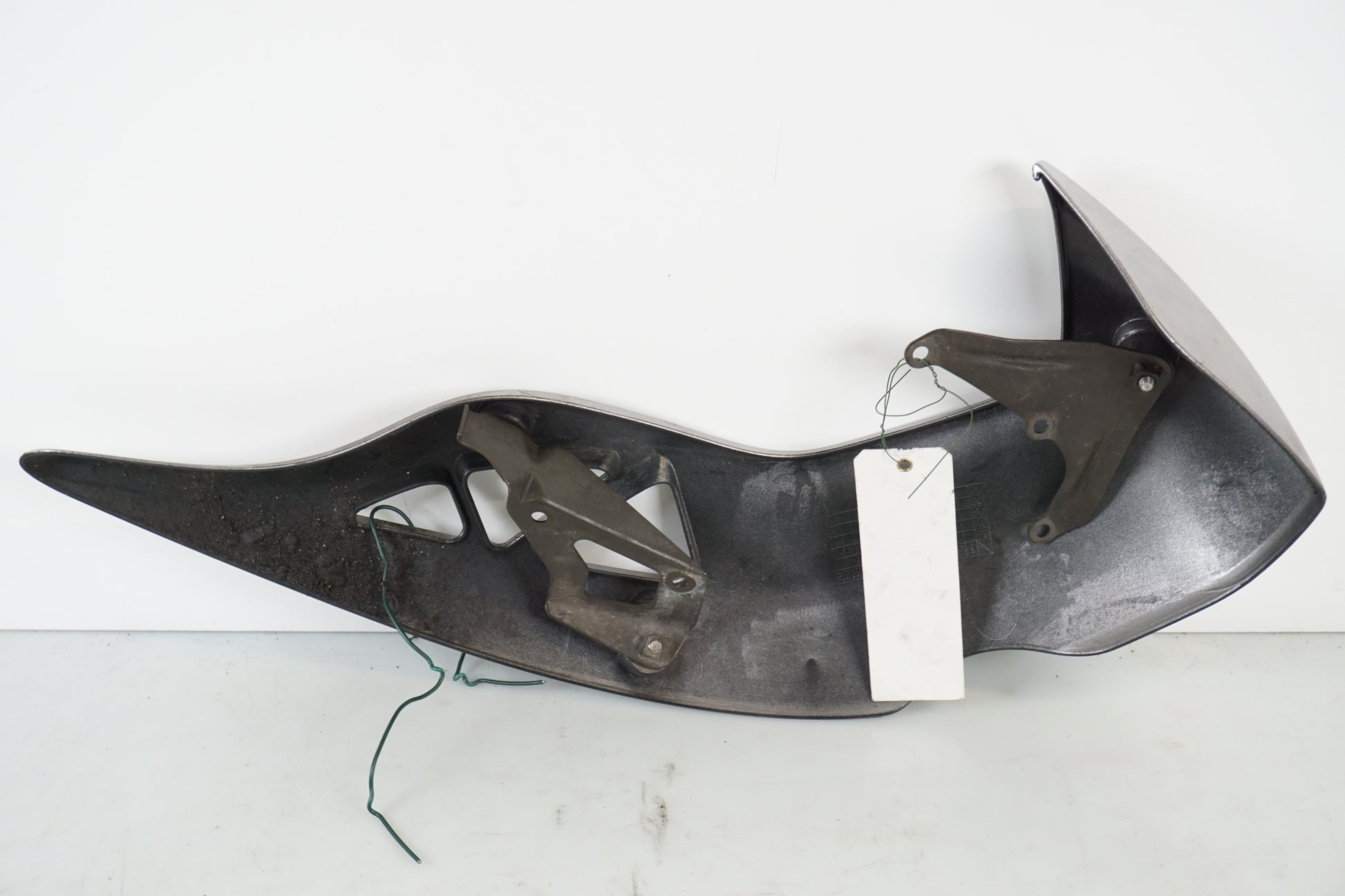 Snett nerifrån på Motorskyddskåpa från en Kawasaki Versys 650 -2007 motorcykel.