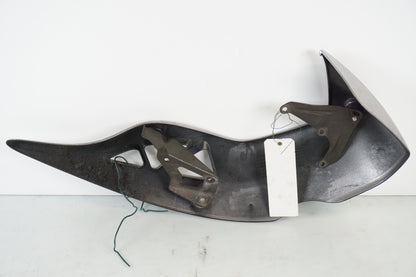 Snett nerifrån på Motorskyddskåpa från en Kawasaki Versys 650 -2007 motorcykel.