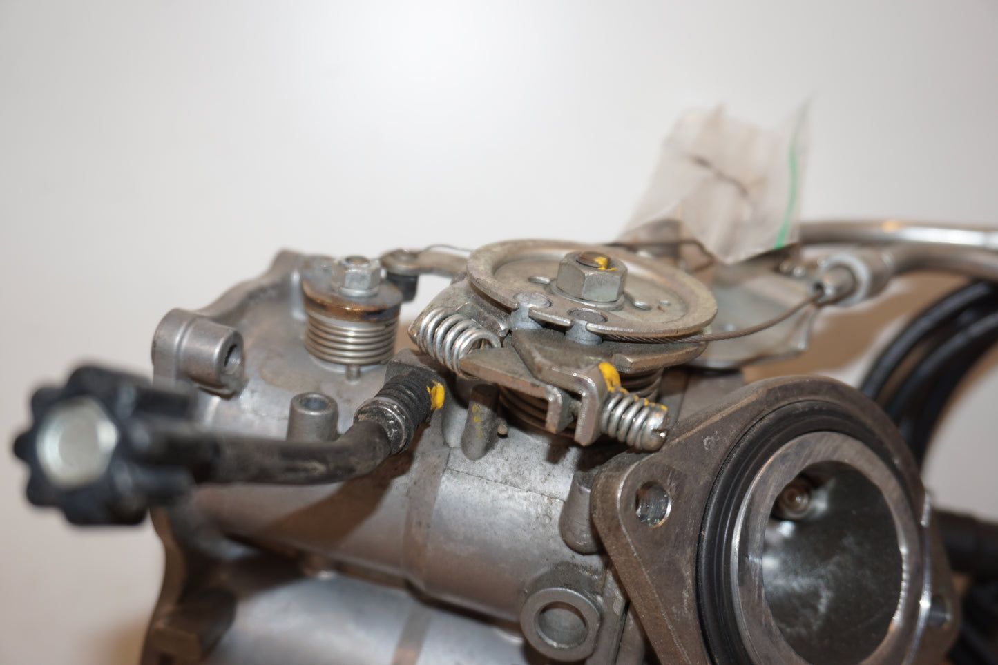 Vänster sida på Spjällhus från en Kawasaki VN 900 -2007 motorcykel.