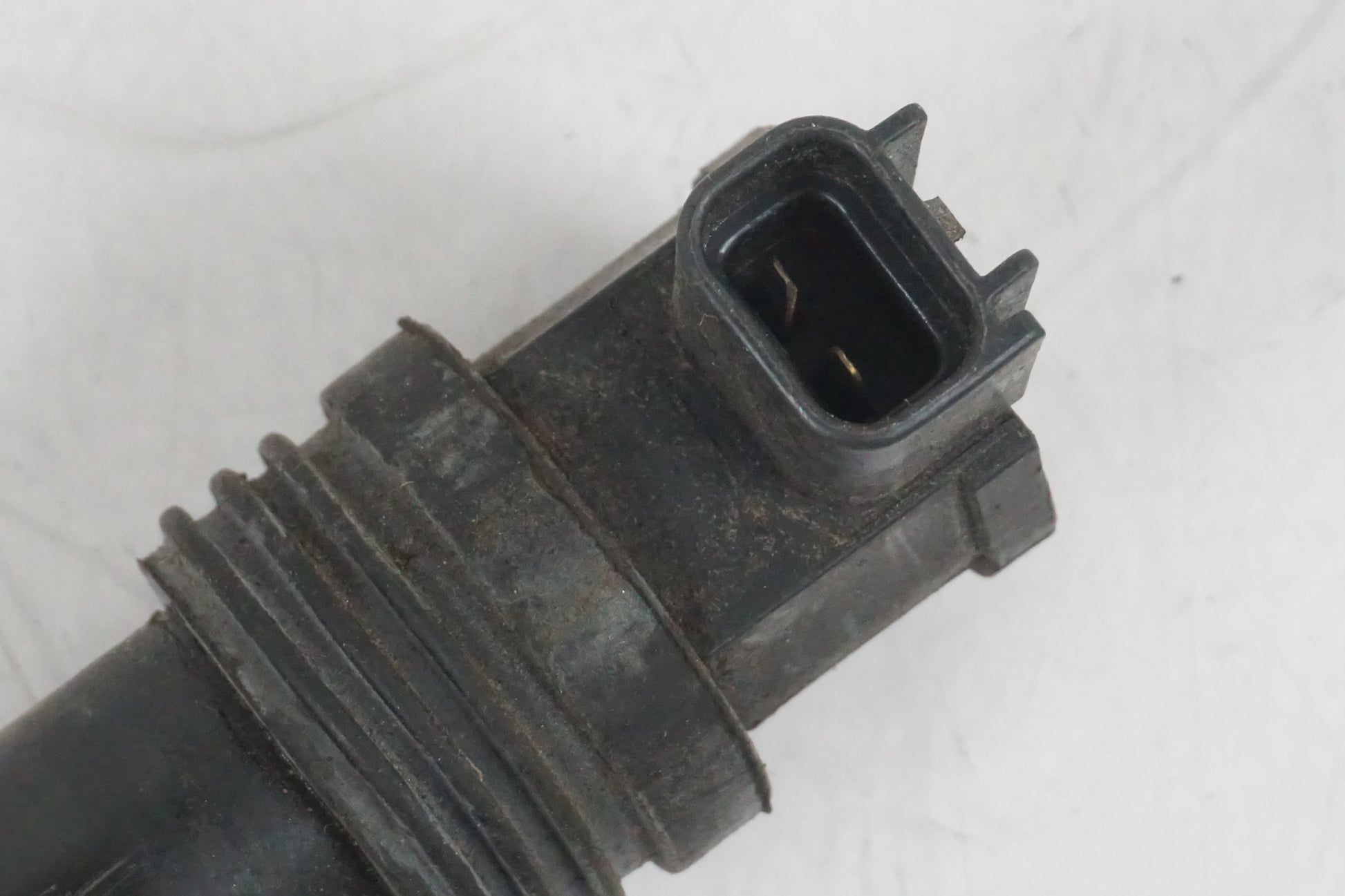 Baksidan på Tändspole från en Suzuki GSX-R 600 -1999 motorcykel.