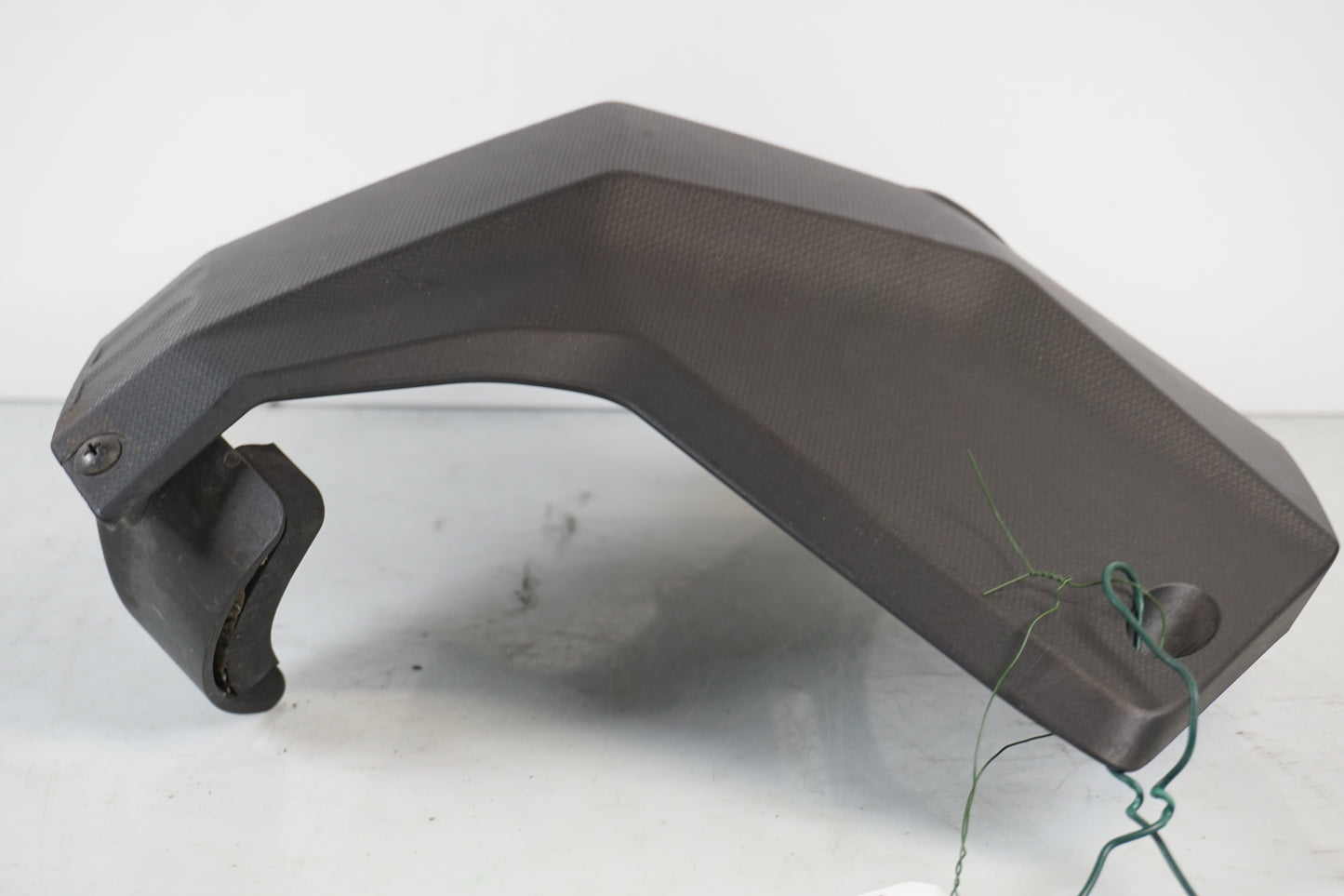 Snett uppifrån på Motorskyddskåpa från en Kawasaki Versys 1000 -2012 motorcykel.