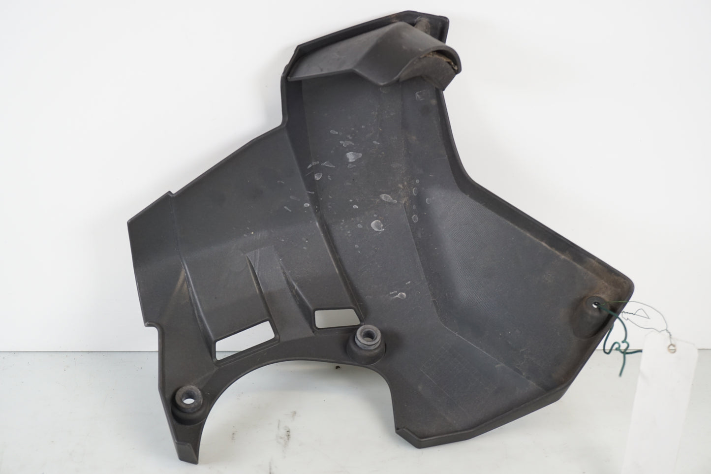 Snett nerifrån på Motorskyddskåpa från en Kawasaki Versys 1000 -2012 motorcykel.