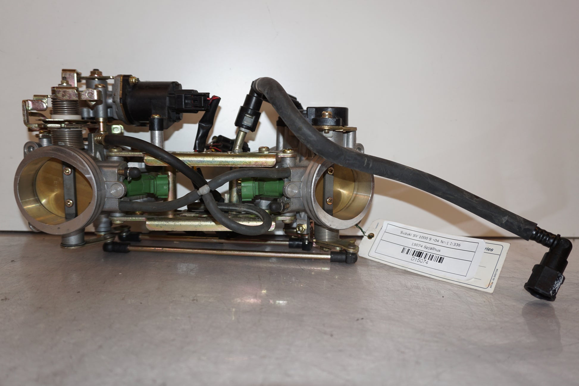 Framsidan på Spjällhus från en Suzuki SV 1000 -2004 motorcykel.