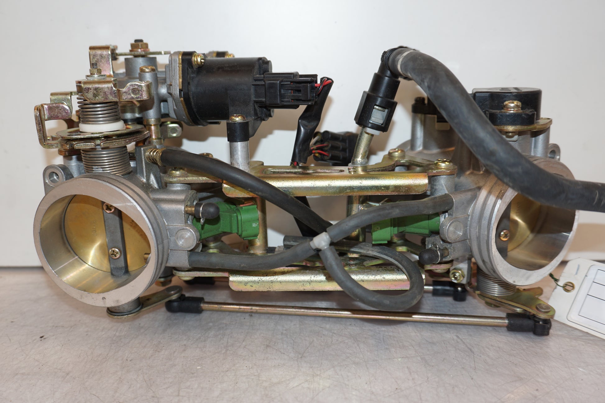 Baksidan på Spjällhus från en Suzuki SV 1000 -2004 motorcykel.