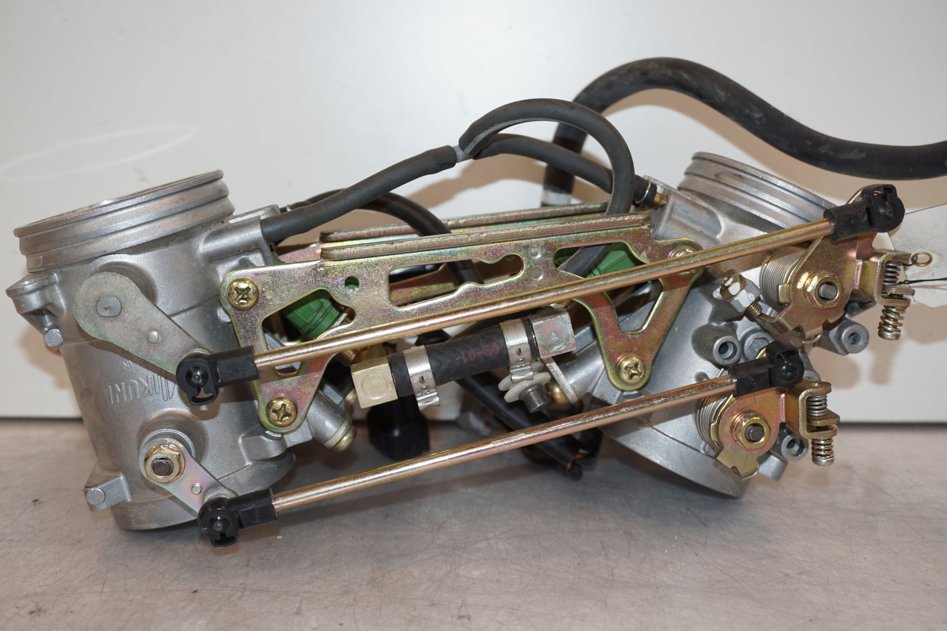 Höger sida på Spjällhus från en Suzuki SV 1000 -2004 motorcykel.