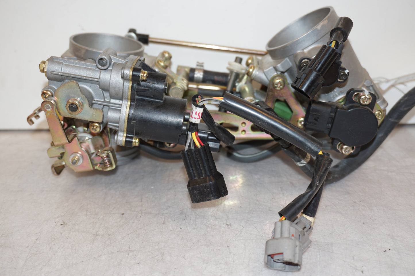 Snett uppifrån på Spjällhus från en Suzuki SV 1000 -2004 motorcykel.