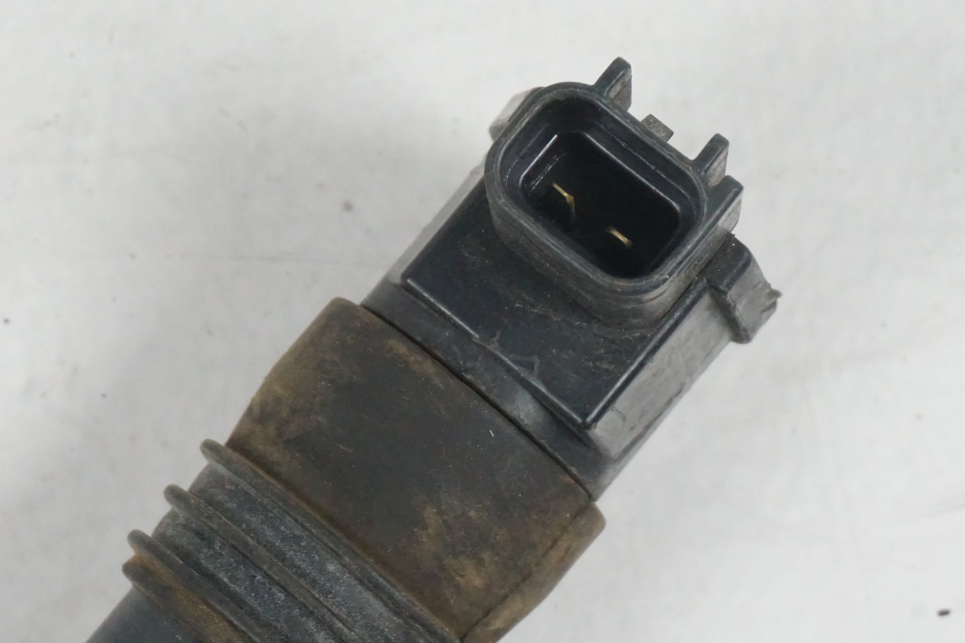 Baksidan på Tändspole från en Suzuki GSX-R 750 -2002 motorcykel.