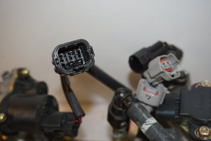 Snett nerifrån på Spjällhus från en Suzuki SV 1000 -2004 motorcykel.