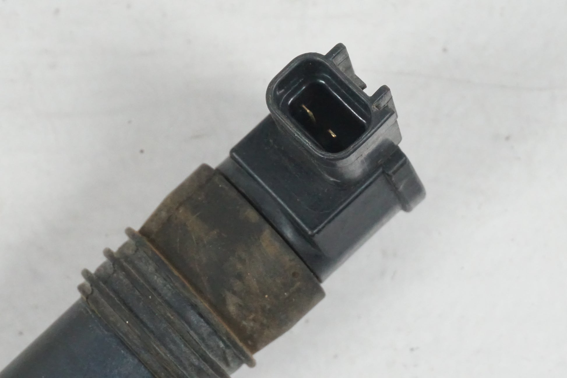 Baksidan på Tändspole från en Suzuki GSX-R 750 -2002 motorcykel.