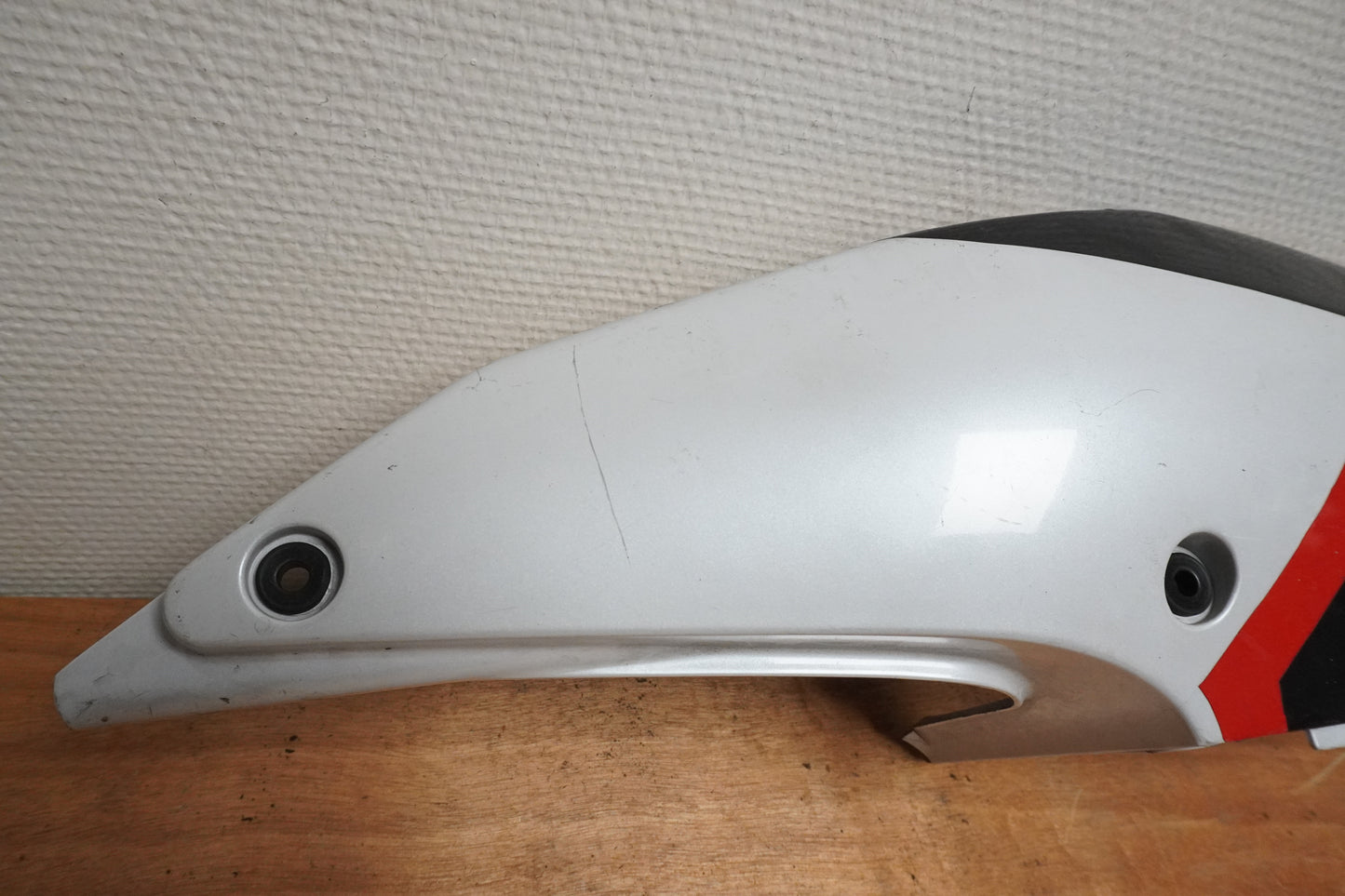 Baksidan på Bakvinge från en Yamaha YZF 750 R -1994 motorcykel.