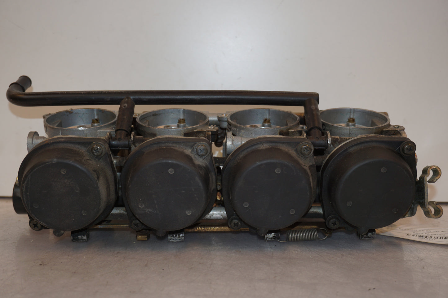 Baksidan på Förgasare från en Kawasaki ZX-6R -2002 motorcykel.