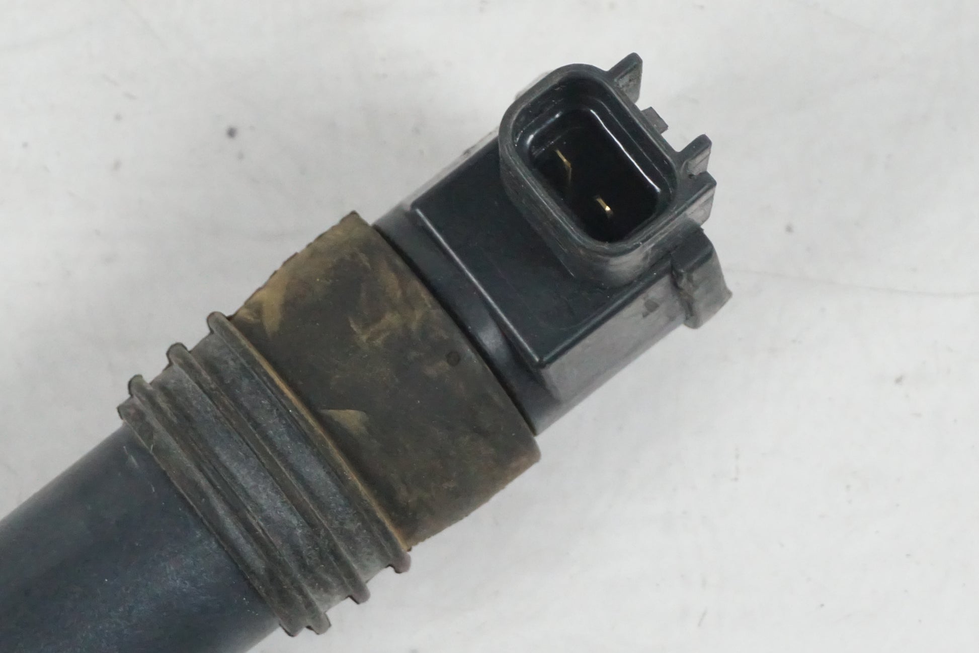 Baksidan på Tändspole från en Suzuki GSX-R 750 -2002 motorcykel.