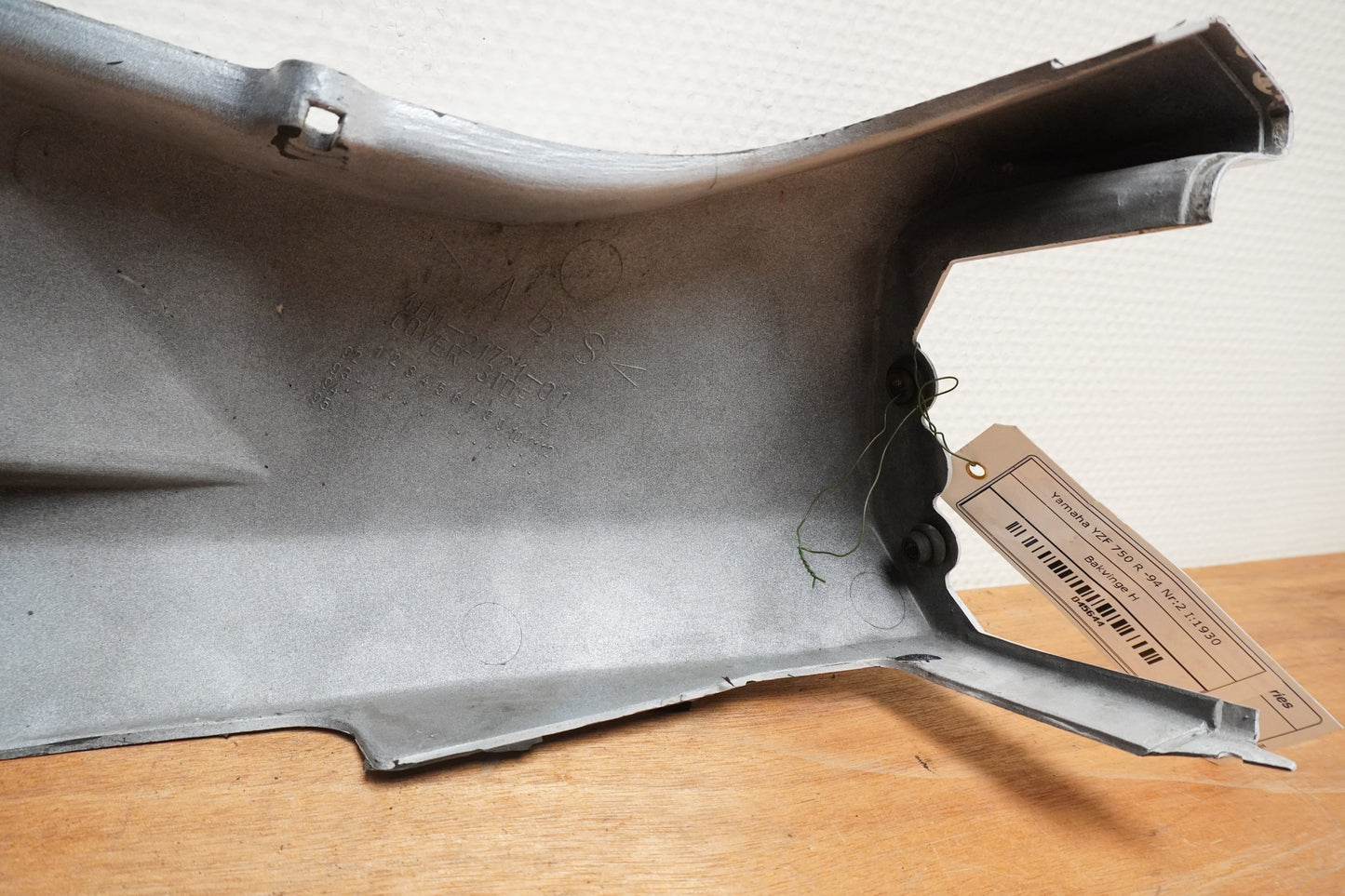 Snett nerifrån på Bakvinge från en Yamaha YZF 750 R -1994 motorcykel.