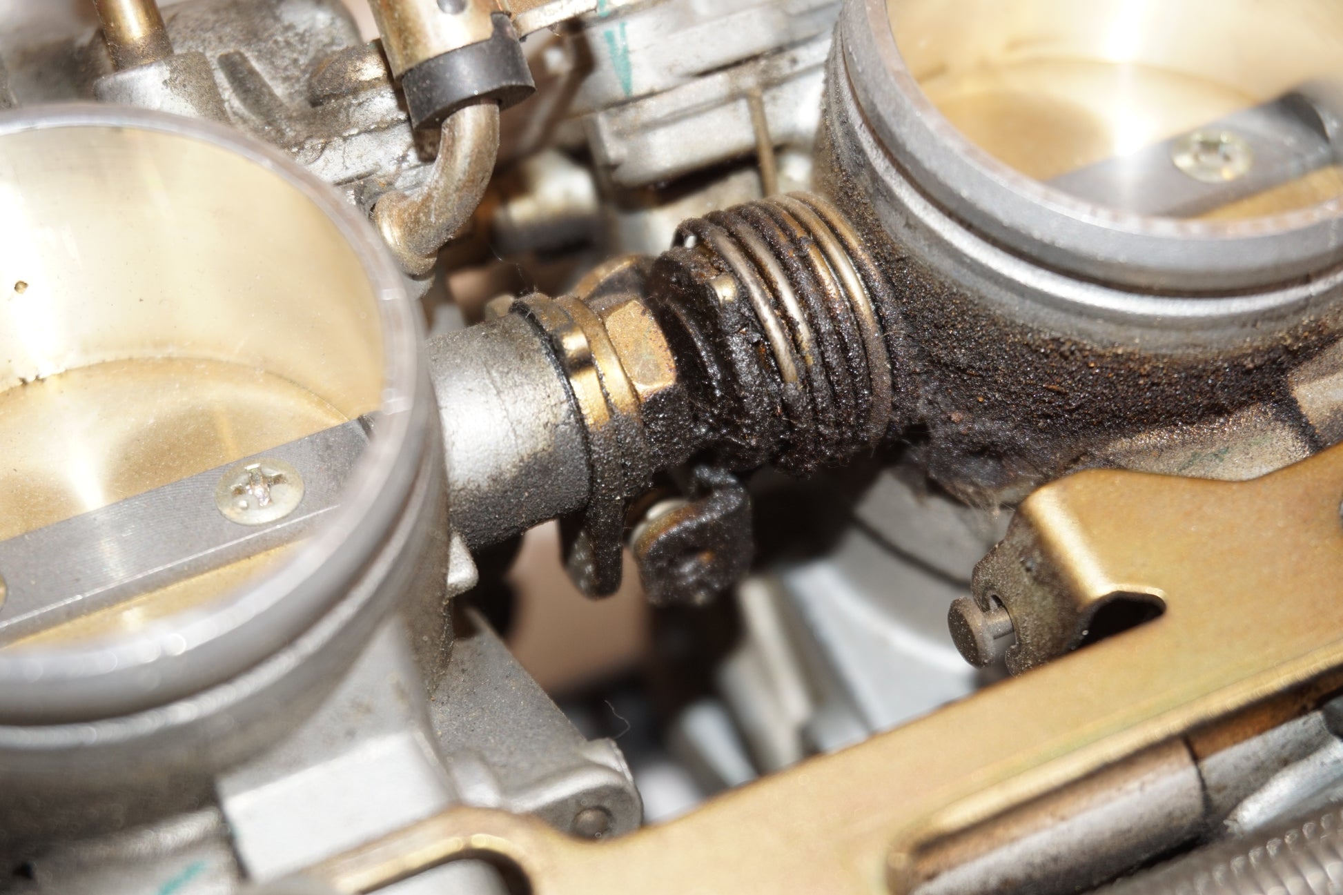 Extrabild1 på Förgasare från en Kawasaki ZX-6R -2002 motorcykel.