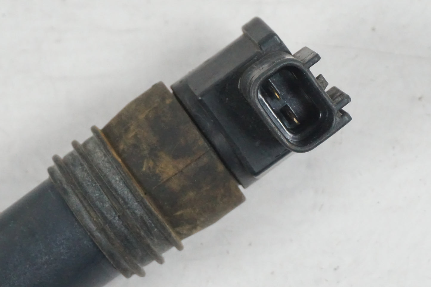 Baksidan på Tändspole från en Suzuki GSX-R 750 -2002 motorcykel.