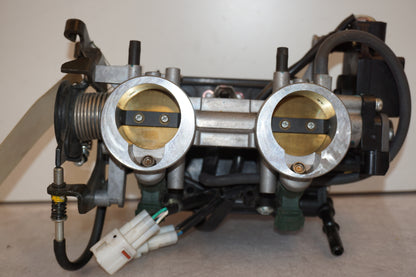 Höger sida på Insprutbrygga från en Kawasaki ER-6F -2007 motorcykel.