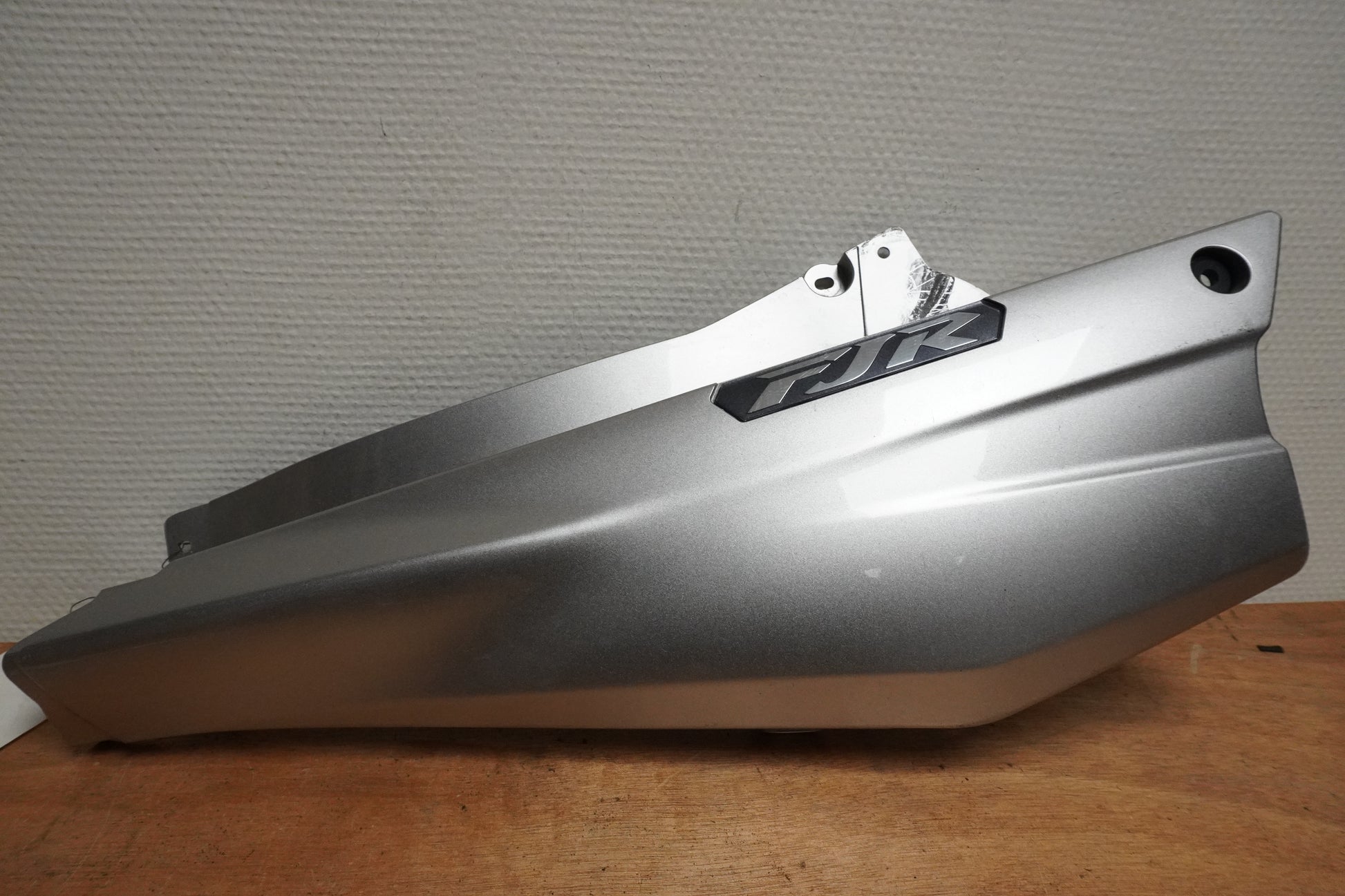 Framsidan på Sidopanel från en Yamaha FJR 1300 -2016 motorcykel.