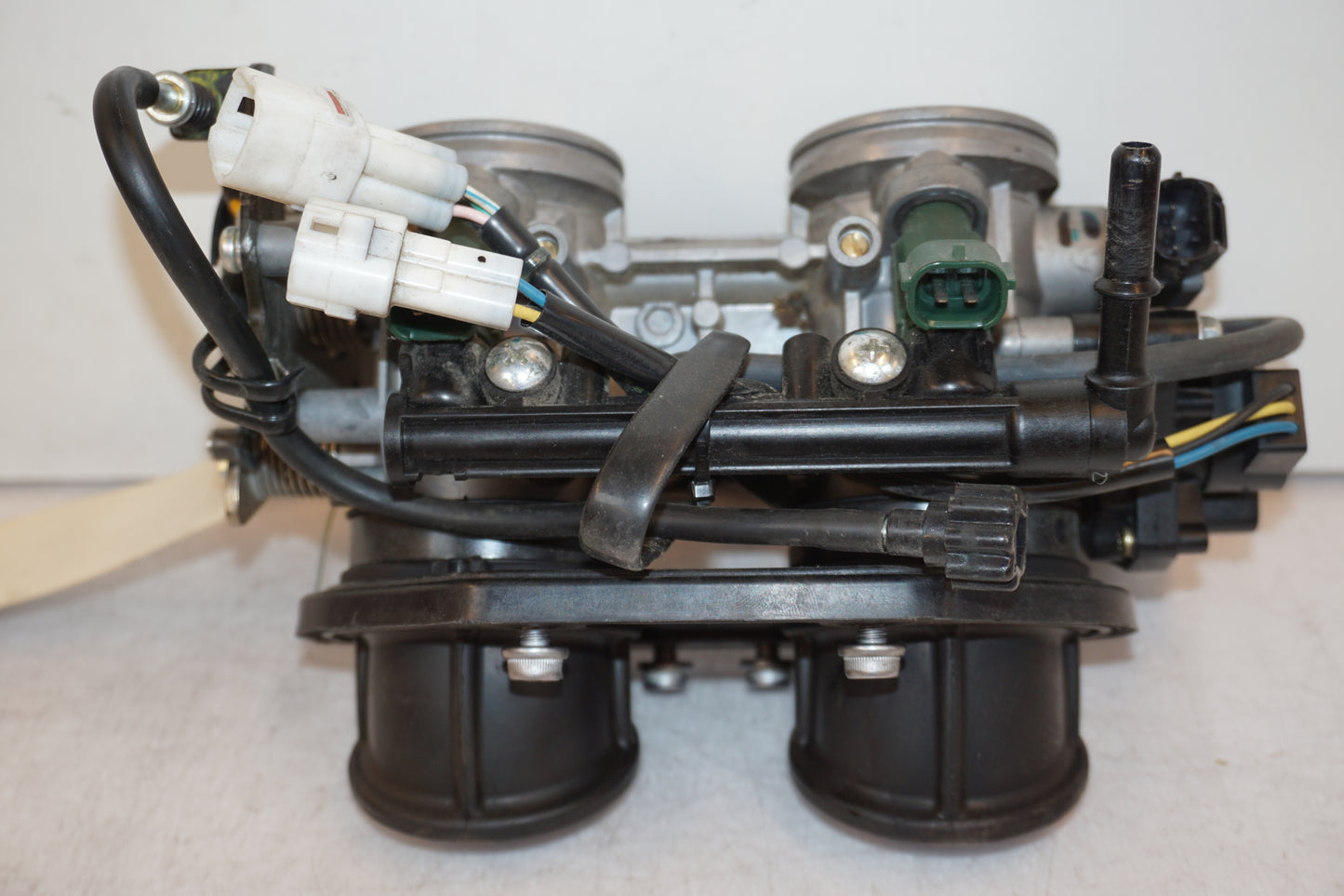 Vänster sida på Insprutbrygga från en Kawasaki ER-6F -2007 motorcykel.